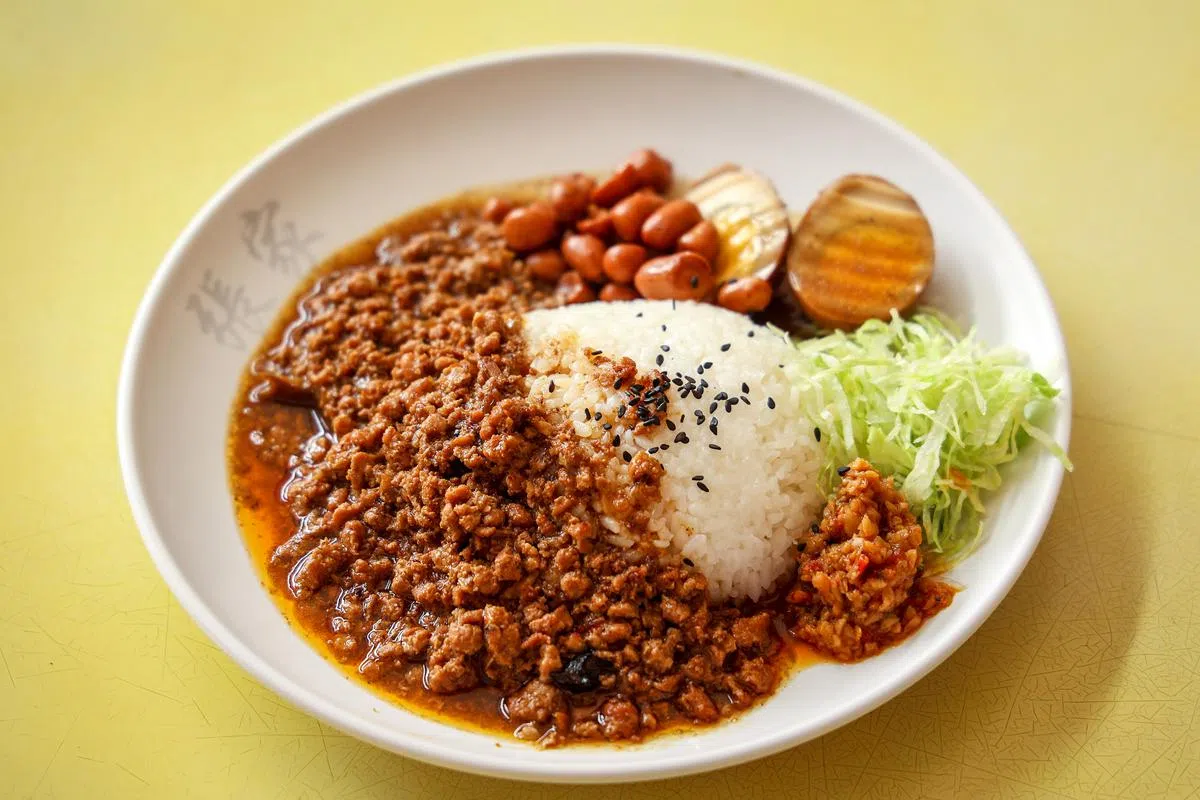 想念台湾？这份肉肉燥饭的亮点除了肉，还有摊主自制的辣椒。（摄影 / 叶振忠）