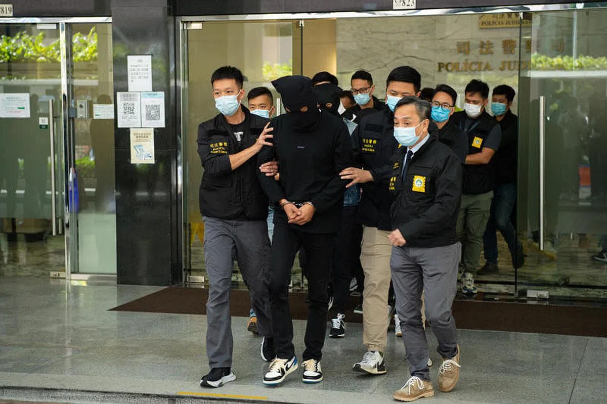 澳门司警11月28日押送一名嫌犯。当日，澳门司警举行新闻发布会，公布侦破一起涉及犯罪集团、不法经营赌博及清洗黑钱罪的案件，拘捕11名嫌犯包括集团周姓首脑，检获大批电脑装置、电子储存装置及扣押约300万澳门元现金。 （中通社）