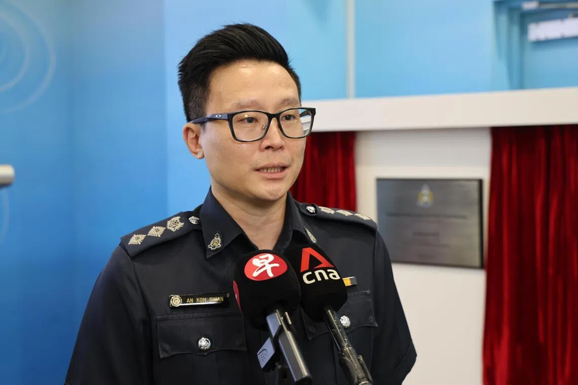 新加坡监狱署行动处判决处理组高级助理处长（接待事务）韩国轩指出，因大多数庭审可在设施内完成，大幅降低了押送囚犯出庭时的安全风险。（梁麒麟摄）