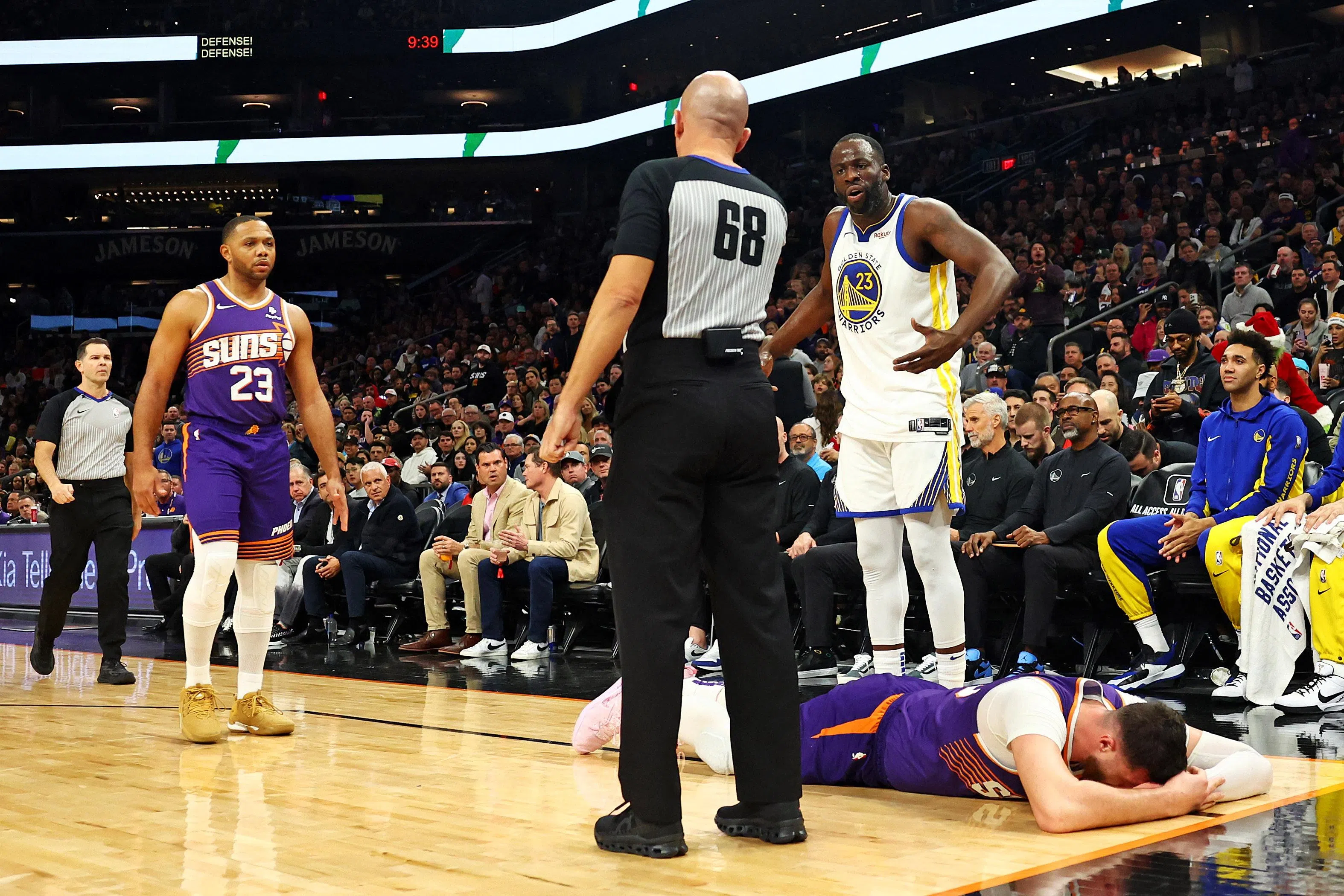 格林（白衣）击打努尔基奇（倒地者）的脸部后，被NBA无限期停赛。（路透社）