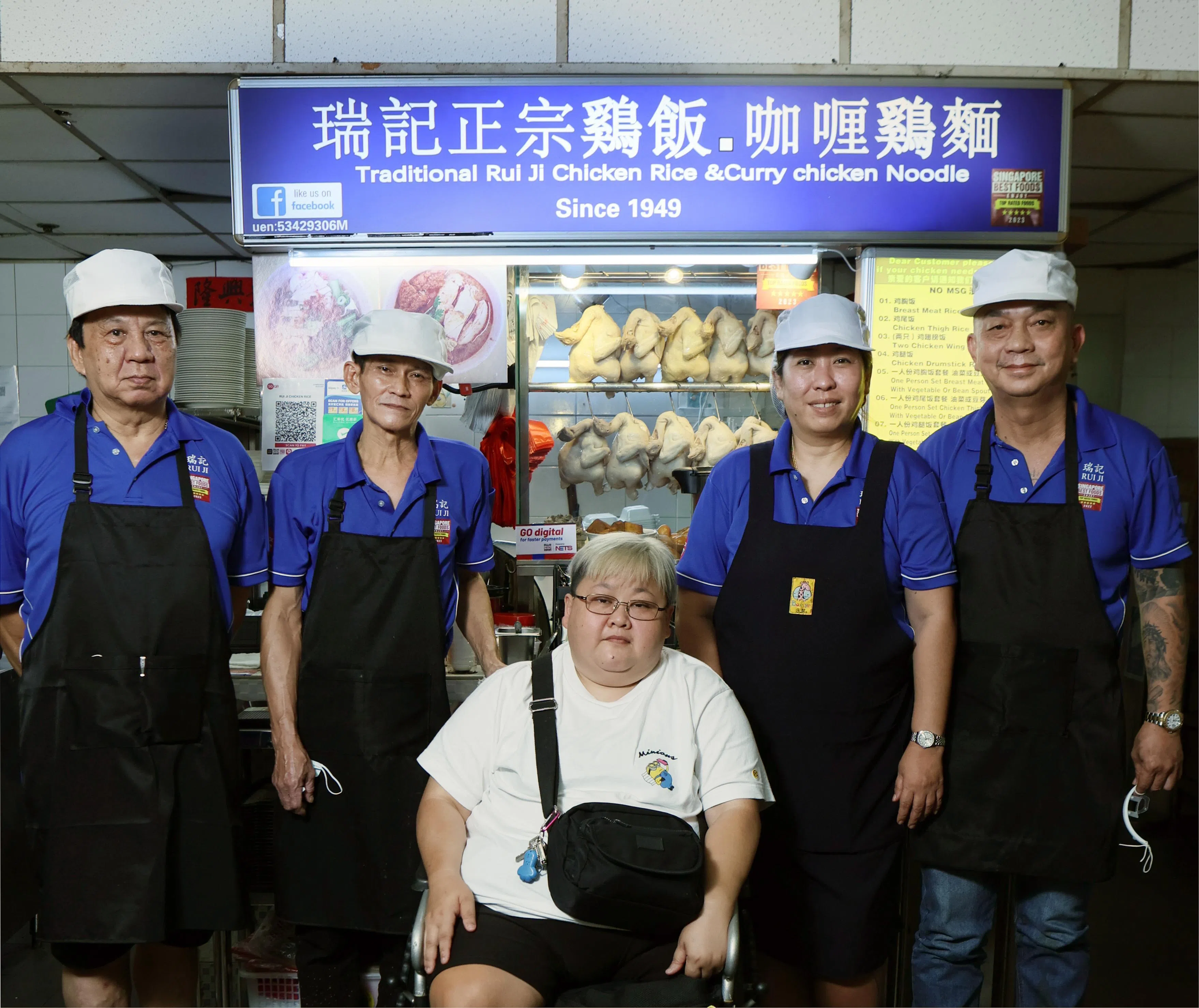 李小旻（中）和哥哥陈治名（右）合作开瑞记正宗鸡饭，希望凭一己之力自力更生。（龙国雄摄）