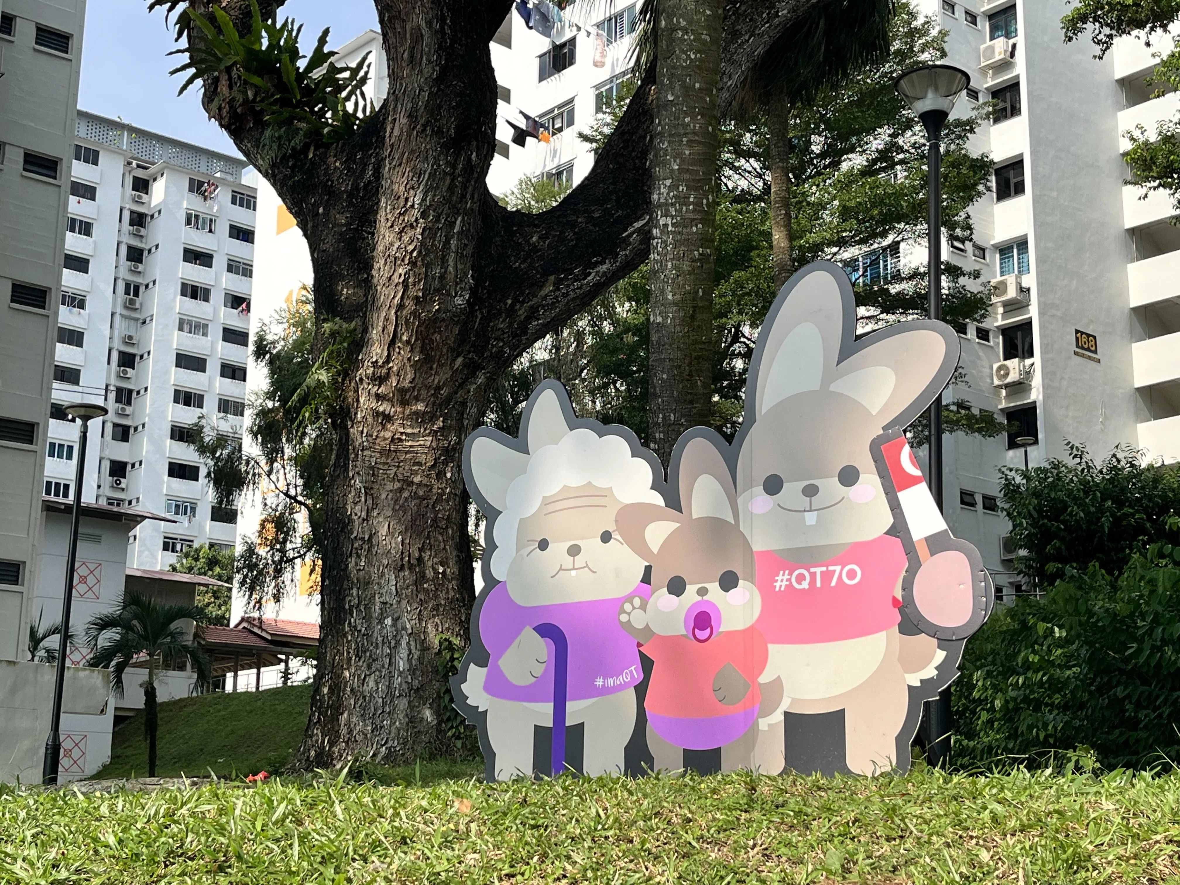 来到女皇镇，不时会看到可爱的兔子站牌，上面印有社媒关键词#QT70，QT即Queenstown，70指的是女皇镇今年70岁了。（陈映蓁摄）