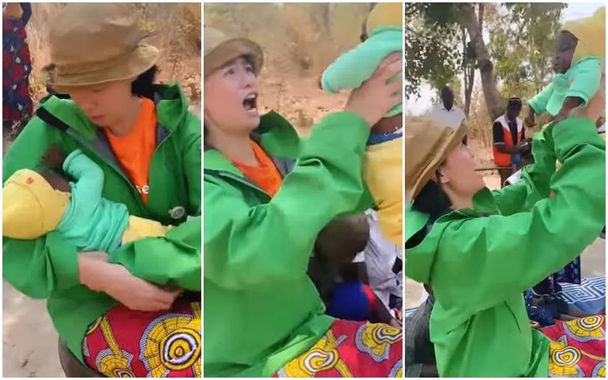 陈凤玲小心翼翼地将婴儿抱起，口里还唱着动画《狮子王》的歌曲。（取自IG）