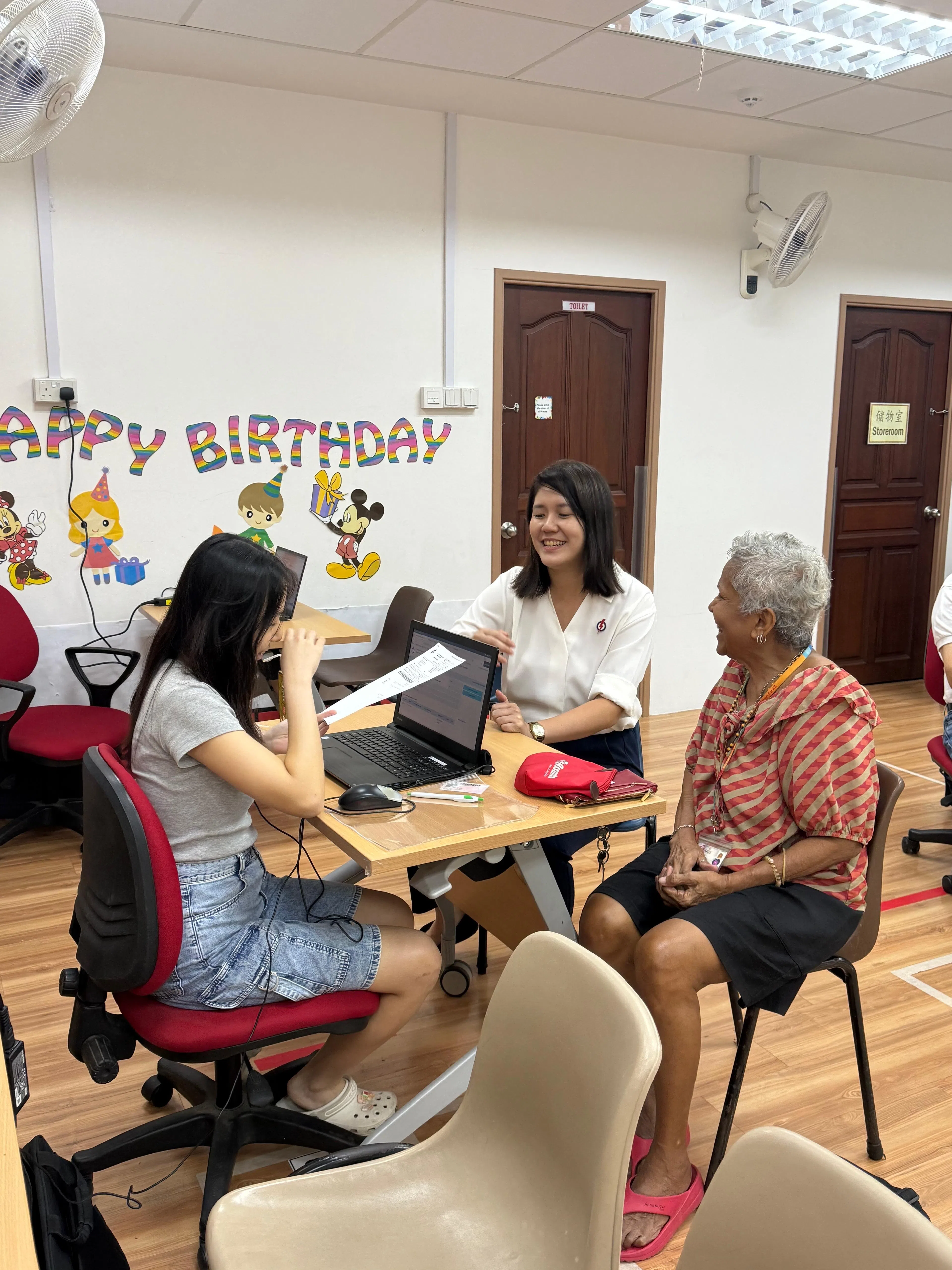 负责义顺南分区的议员李蕙莹（中）过去10多年都在协助义顺集选区的接见选民活动，因此对这一切并不陌生。（受访者提供）