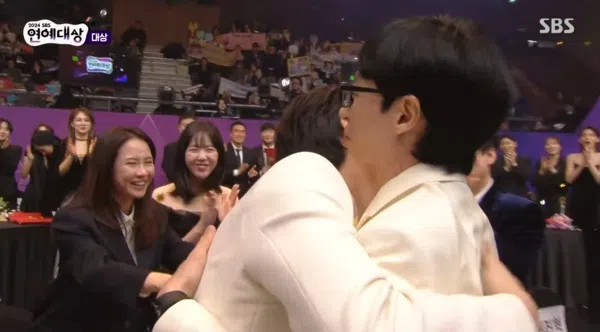 刘在锡（右）与RM接受团队拥抱祝贺。（互联网）