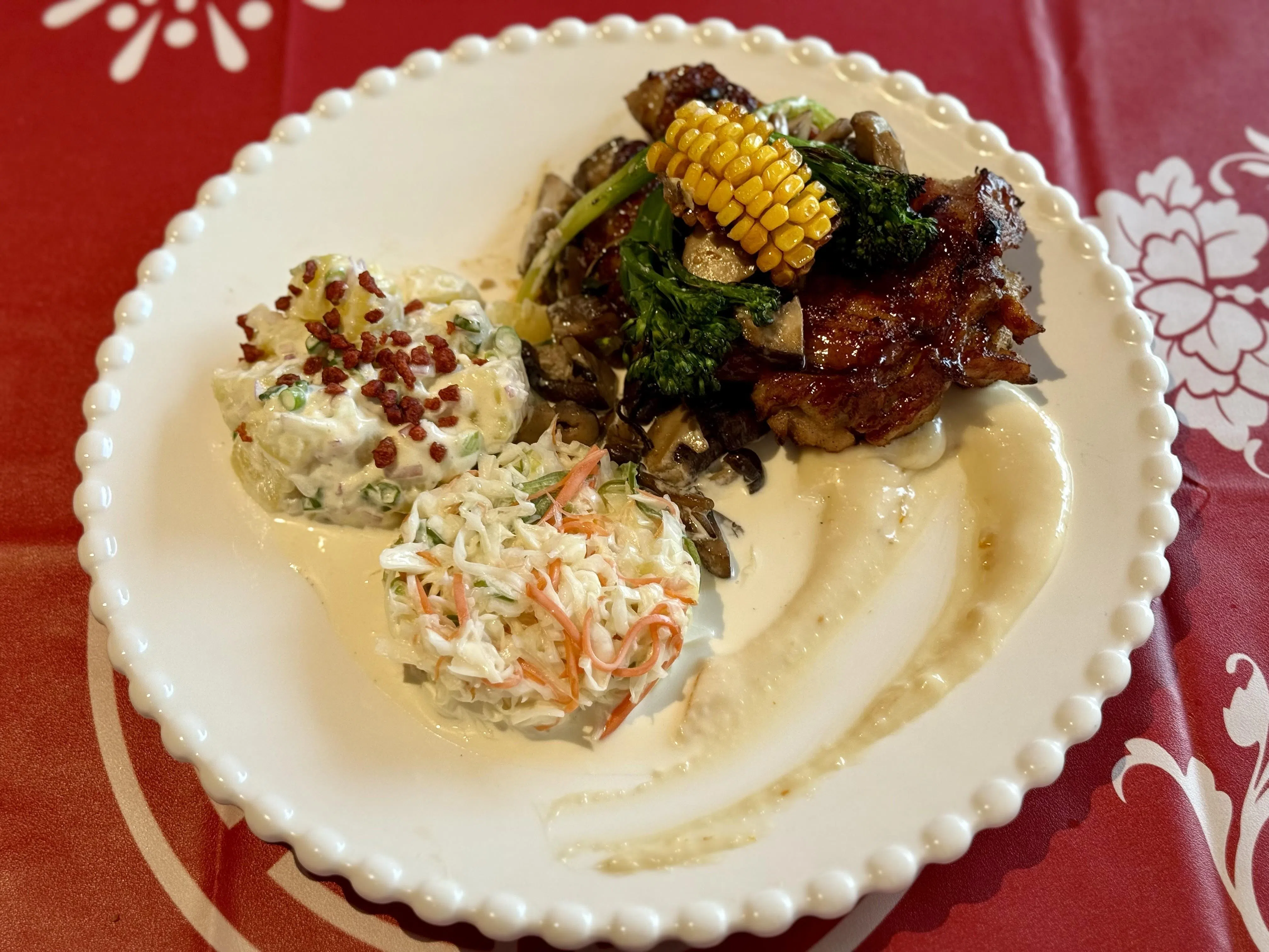 焰烤鸡扒外向内嫩，选用厚实鸡腿部位慢烤而成。（叶晓虹摄）