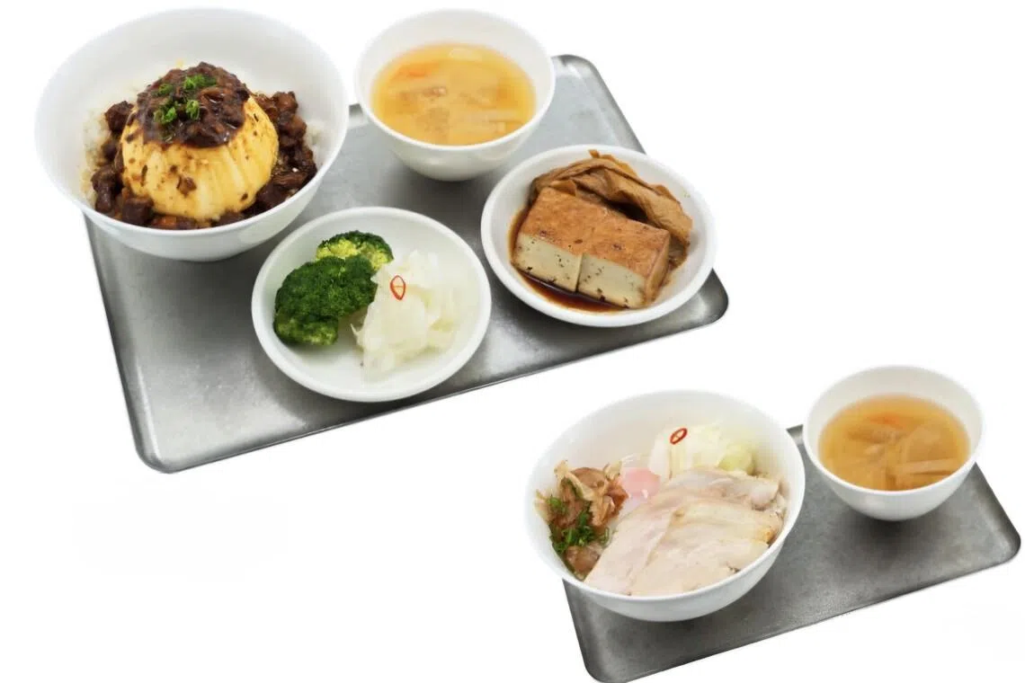 404卤肉饭（左）和低温烹制鸡胸肉饭，是结合新意与美味的主食。（品牌提供）