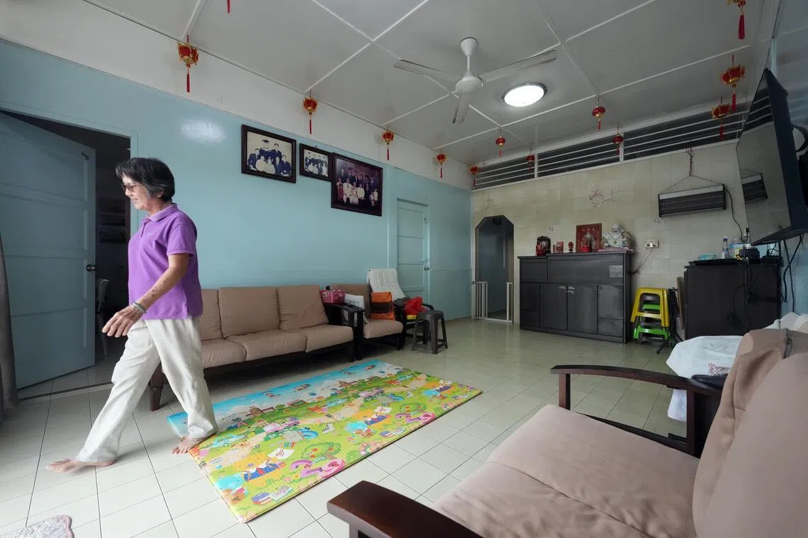 客厅墙壁上方留空，通风透气，是典型的甘榜屋结构设计。（谢智扬摄）