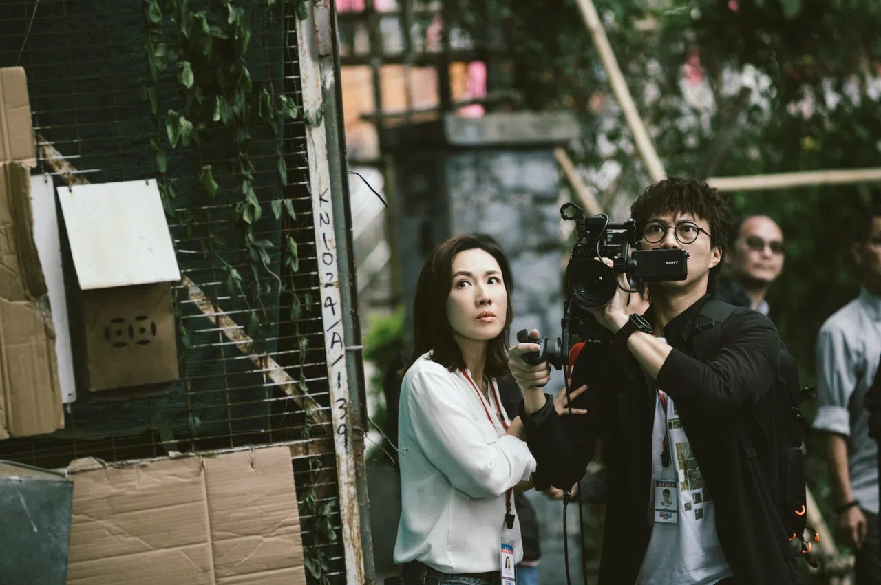 李施嬅（左）饰演的午间新闻主播张家妍属于中立派，她坚信新闻应该报道真相、寻求公义。右为吴业坤饰演的外景摄影师马家明。（无线提供）