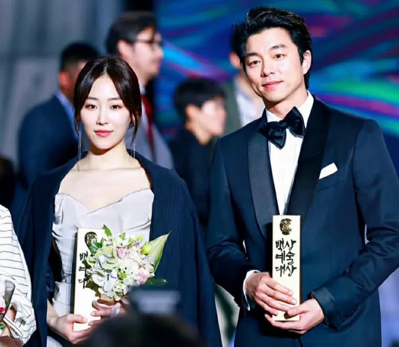 2017年，孔刘（右）和徐玄振分别凭《孤单又灿烂的神－鬼怪》及《又是吴海英》夺得第53届百想艺术大赏视帝后宝座。（互联网）