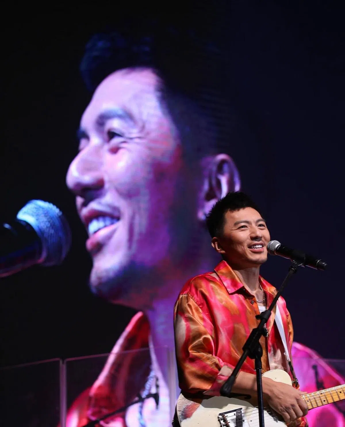 演而优则唱的袁伟豪透露，除了歌手身份，他还有计划参与MV拍摄的工作。（互联网）