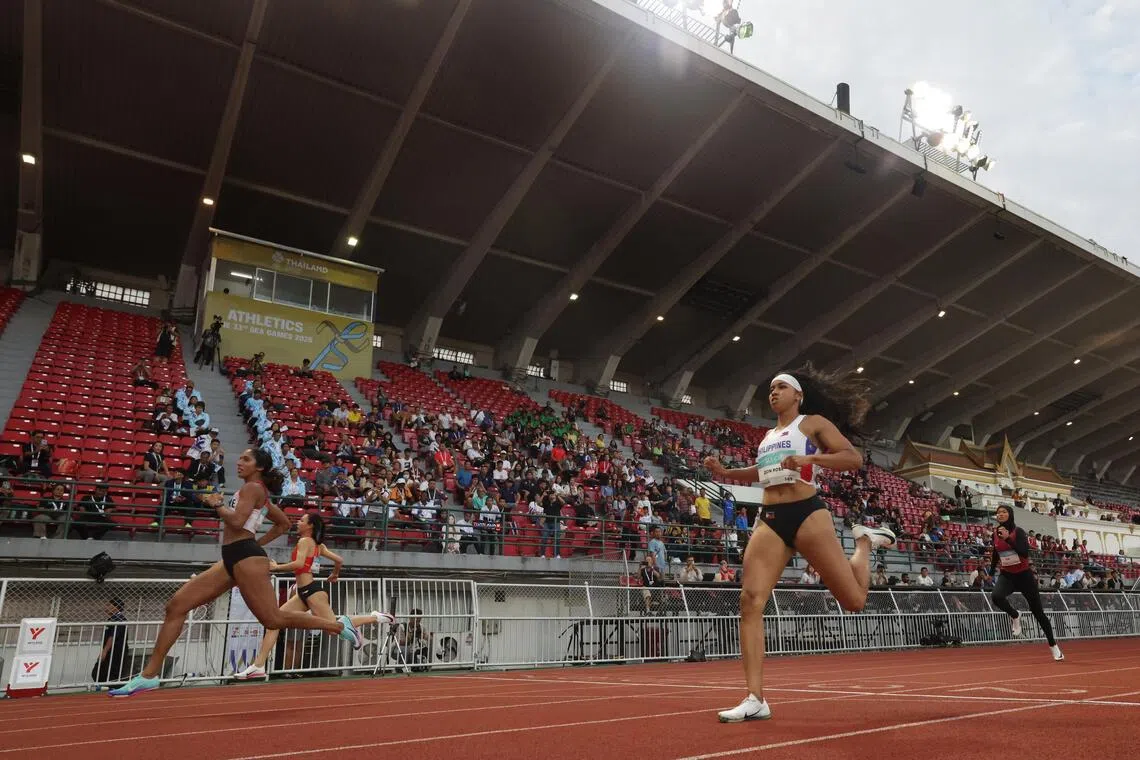 女飞人珊蒂（Shanti）在女子200米预赛中起跑迅速，抢先出线。（白艳琳摄）