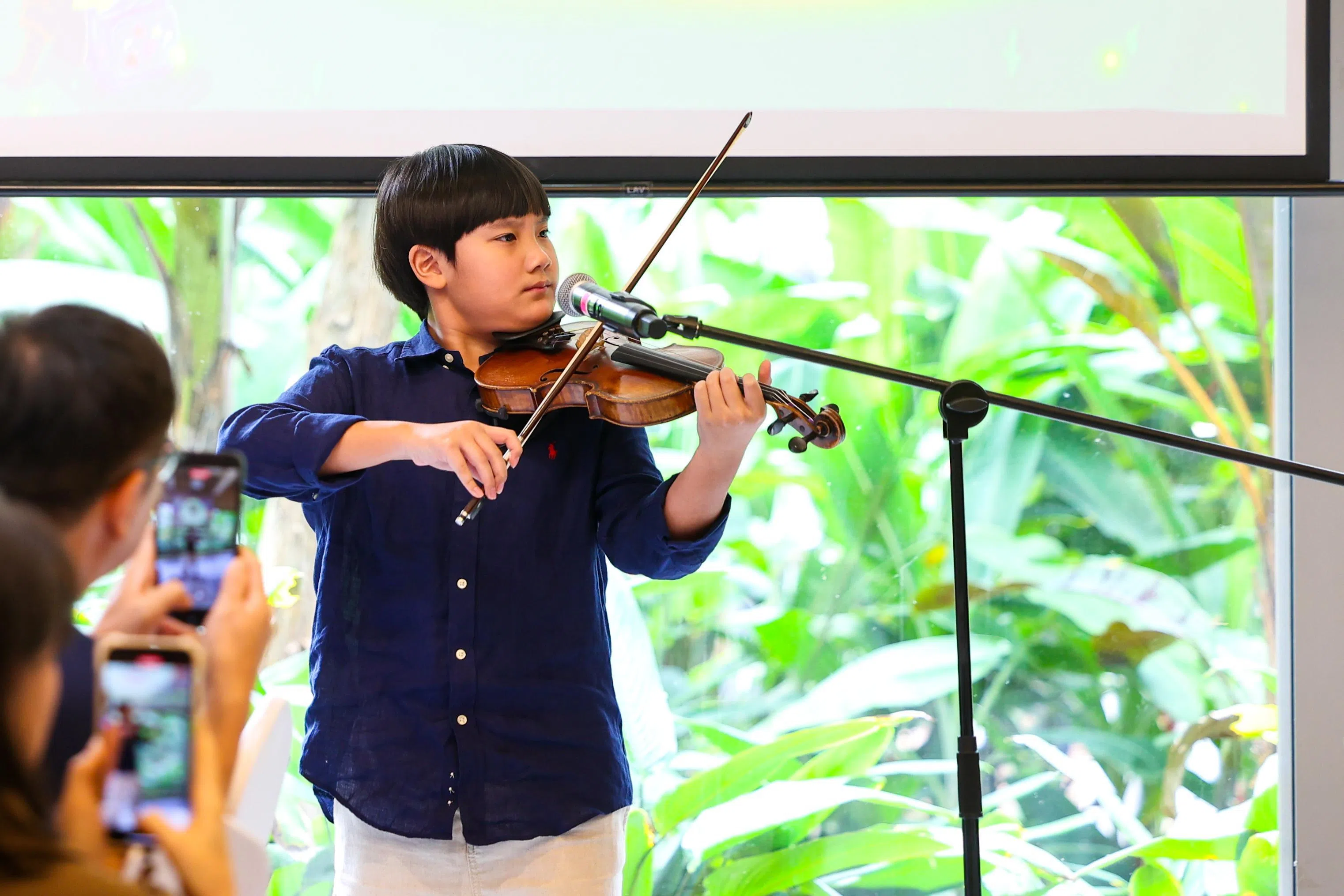 10岁的黄凯轩将在妆艺舞台上表演小提琴独奏。他从4岁开始学琴， 演奏时展现了超越年龄的成熟与专注。（林明顺摄）
