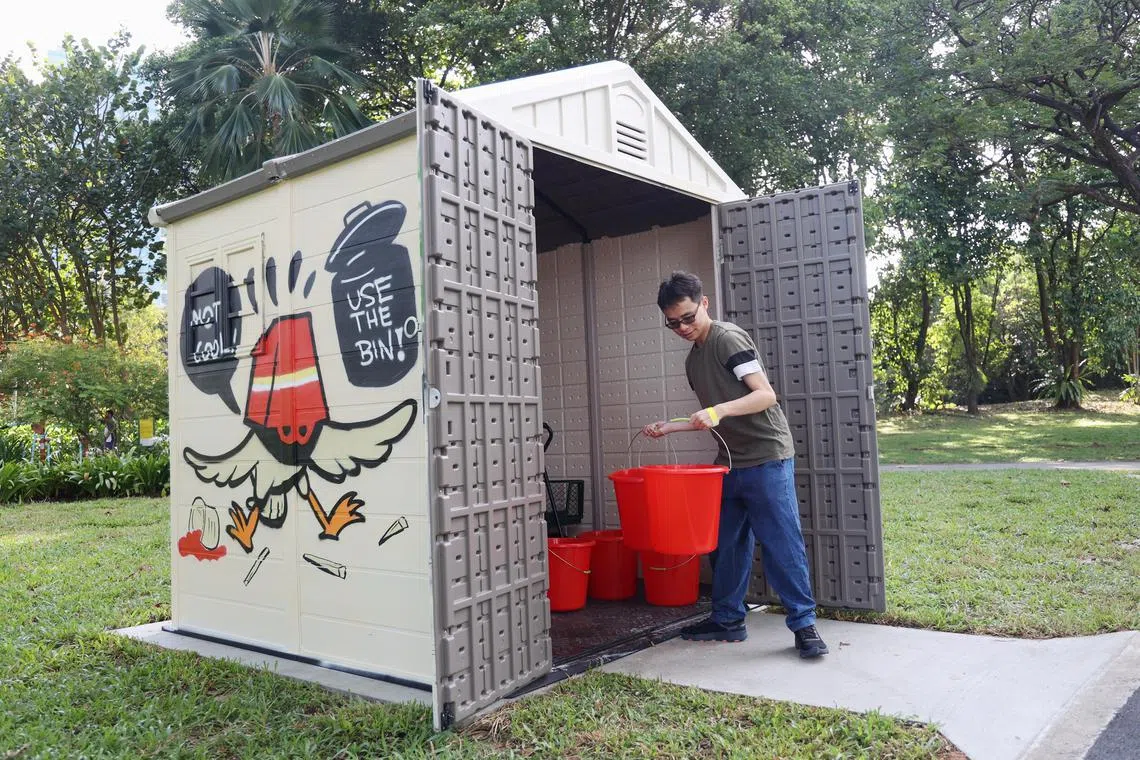 全岛共有21个“清洁工具厢”（CleanPod），提供铁钳子、水桶和推车等给公众使用。（郑一鸣摄）