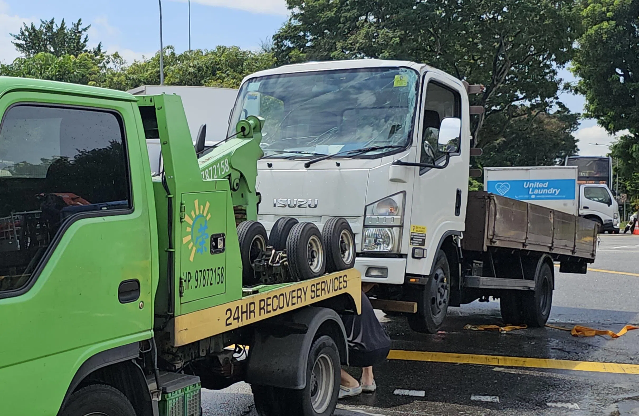 拖车通过绳索将倒地的罗厘“翻身”，随后拖离现场。（蔡振鸿摄）