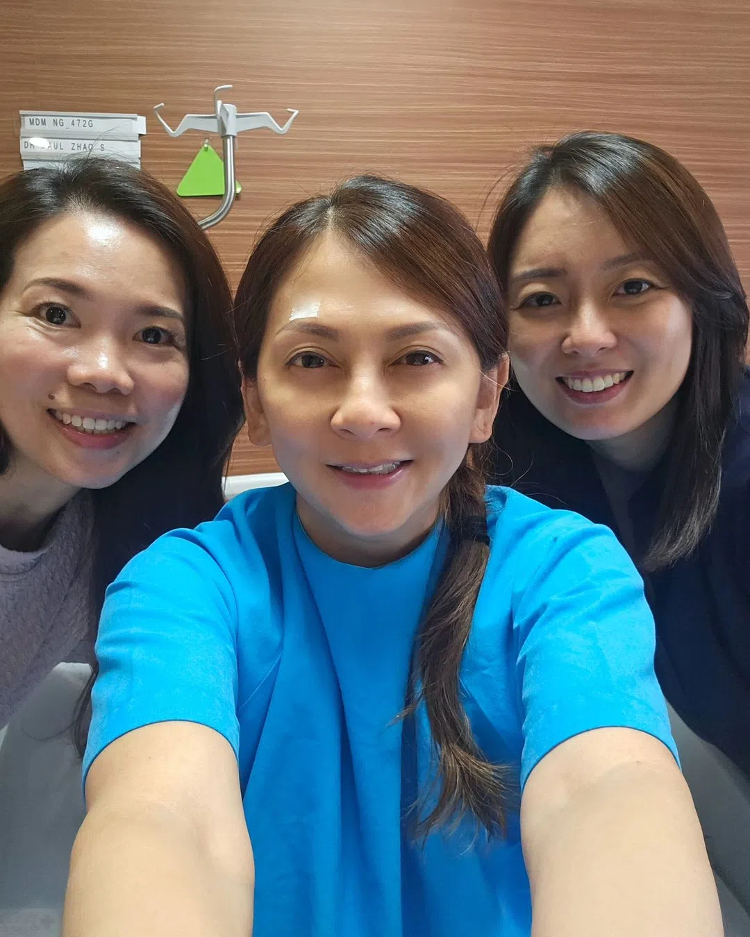 黄爱玲上载她与友人在医院病房的合照。（取自黄爱玲IG）