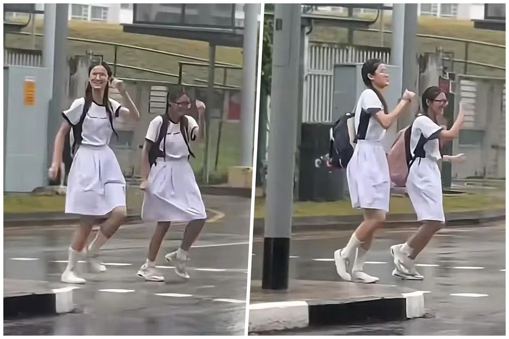 两女学生雨中漫舞 网民：这是人生最美好青春岁月