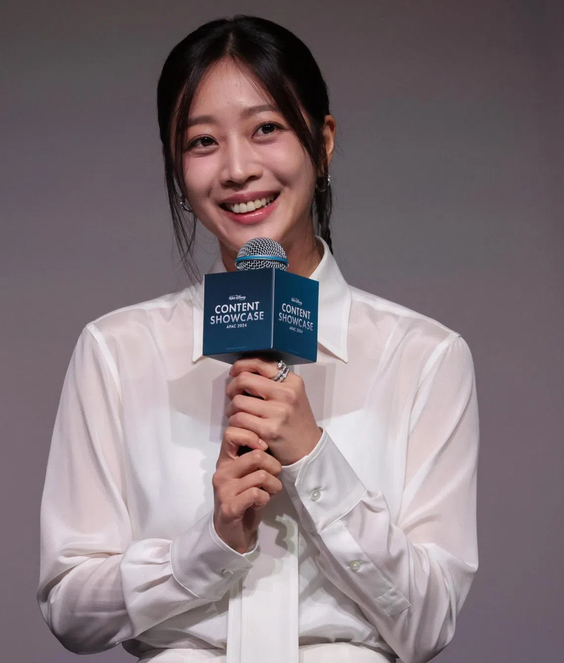 曹宝儿认为新加坡干净又美丽。（张俊杰摄）