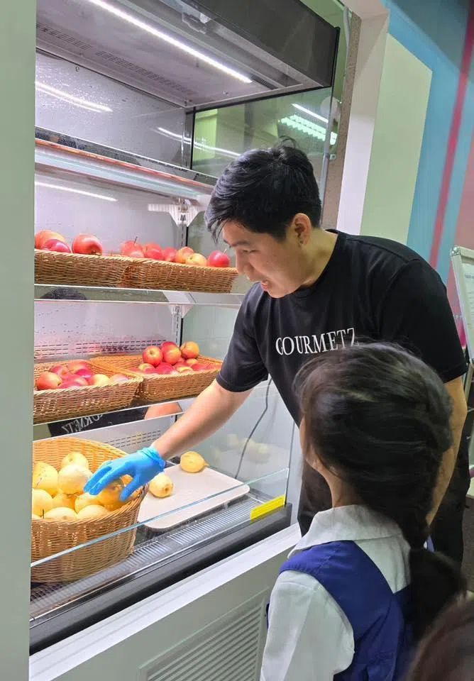 圣婴女校（客洛）在脸书上分享推行中央厨房情况，除了餐盒外，学生每天也有几个水果供选择。（取自圣婴女校（客洛）脸书）