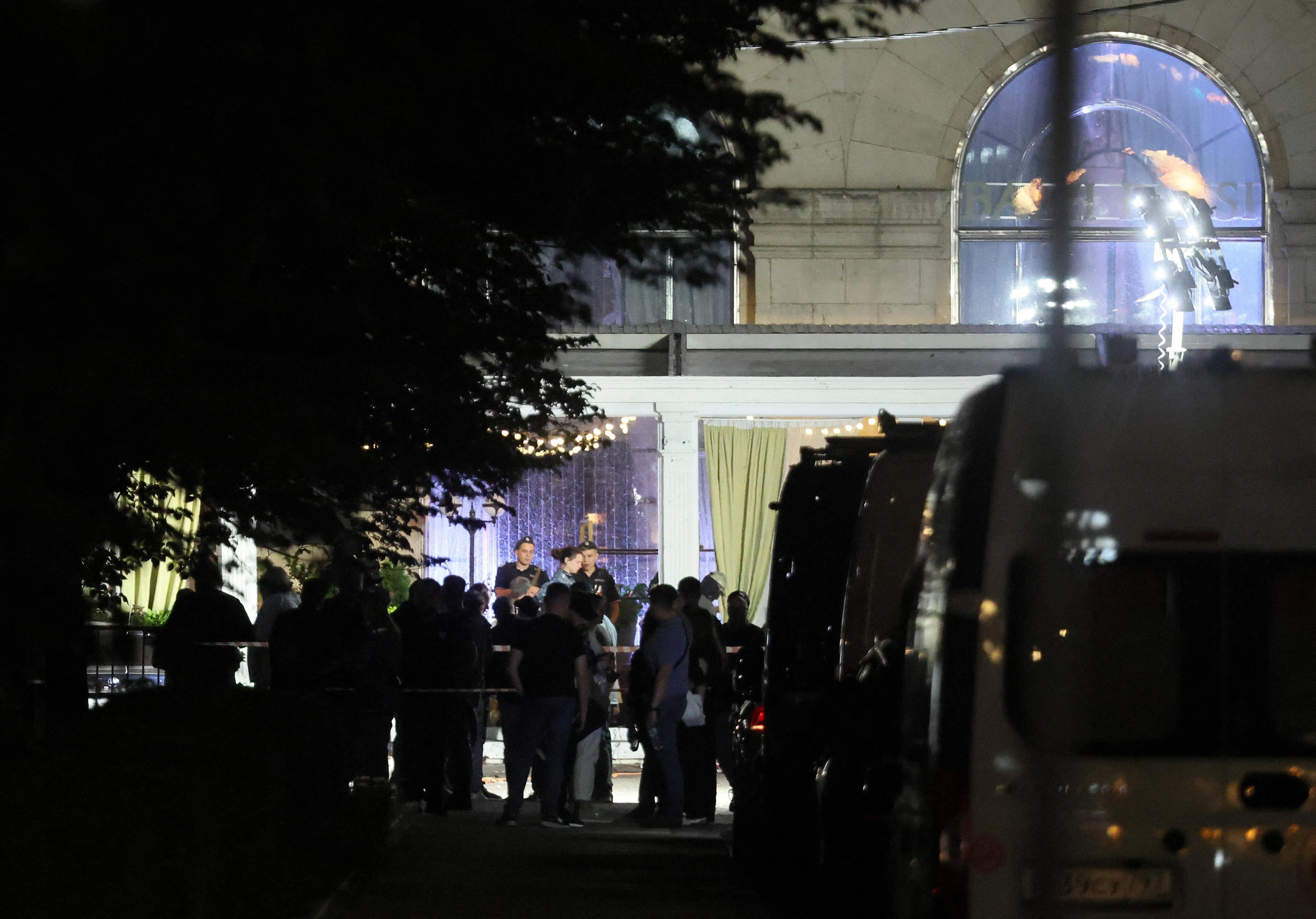 爆炸发生后，大批执法人员和应急救援人员赶到现场展开调查和进行救治工作。（路透社）