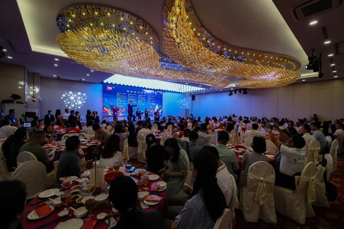 集美大学新加坡校友会十周年庆典暨中秋博饼联欢晚会，是各中国高校新加坡校友会最隆重的活动之一。（龙国雄摄）