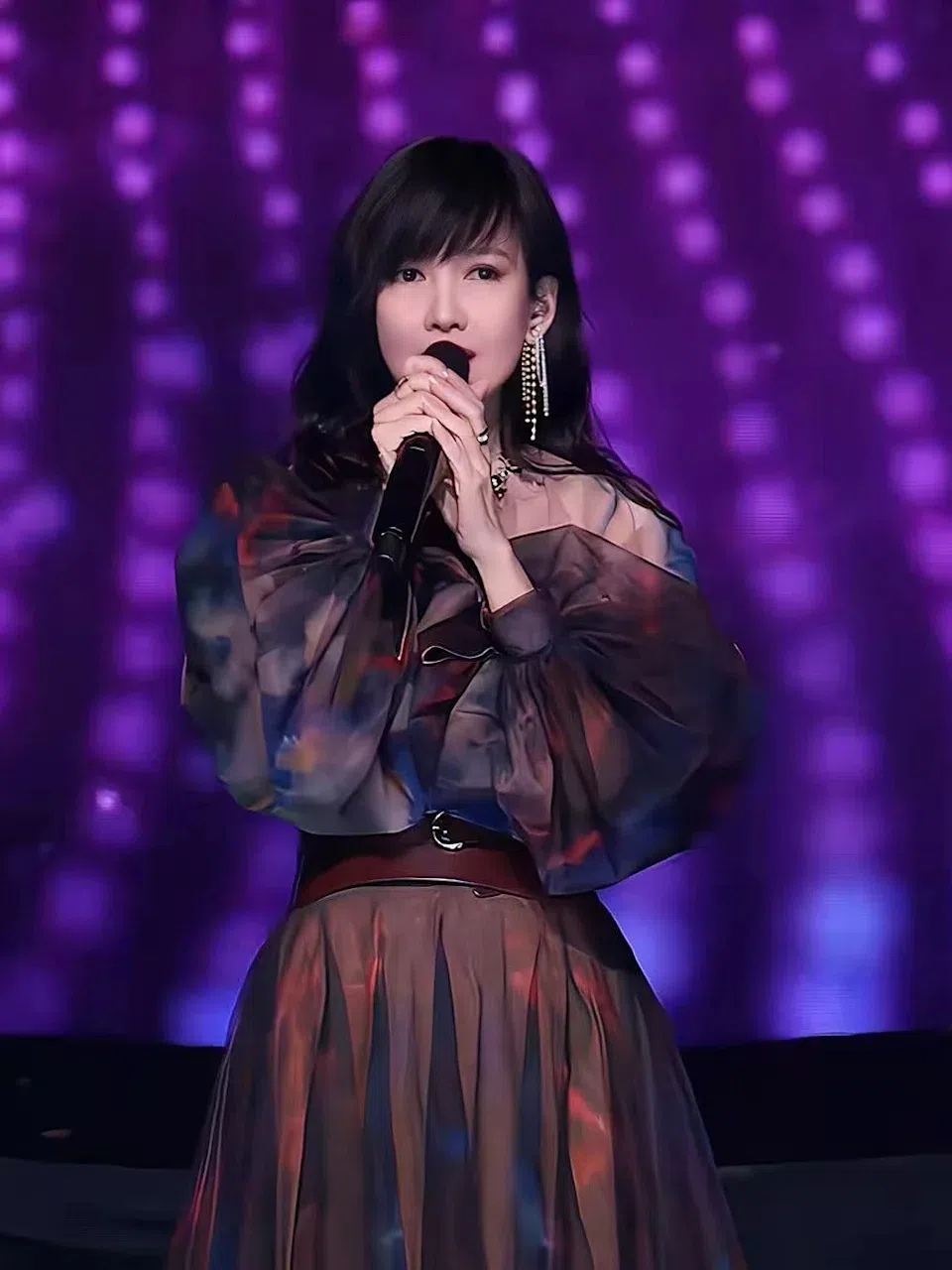 网民劝谕周慧敏要懂得急流勇退，不要砸自己招牌。（互联网）