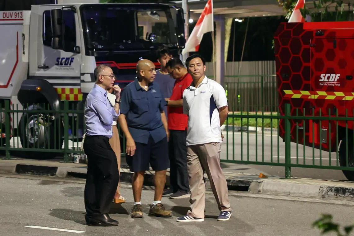马林百列—布莱德岭集选区议员吴培铭（右一）事发后到场了解情况。（海峡时报）