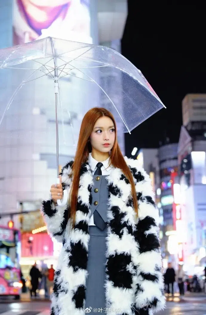 叶子淇因天生丽质五官突出而得“电眼天后”美名。（互联网）