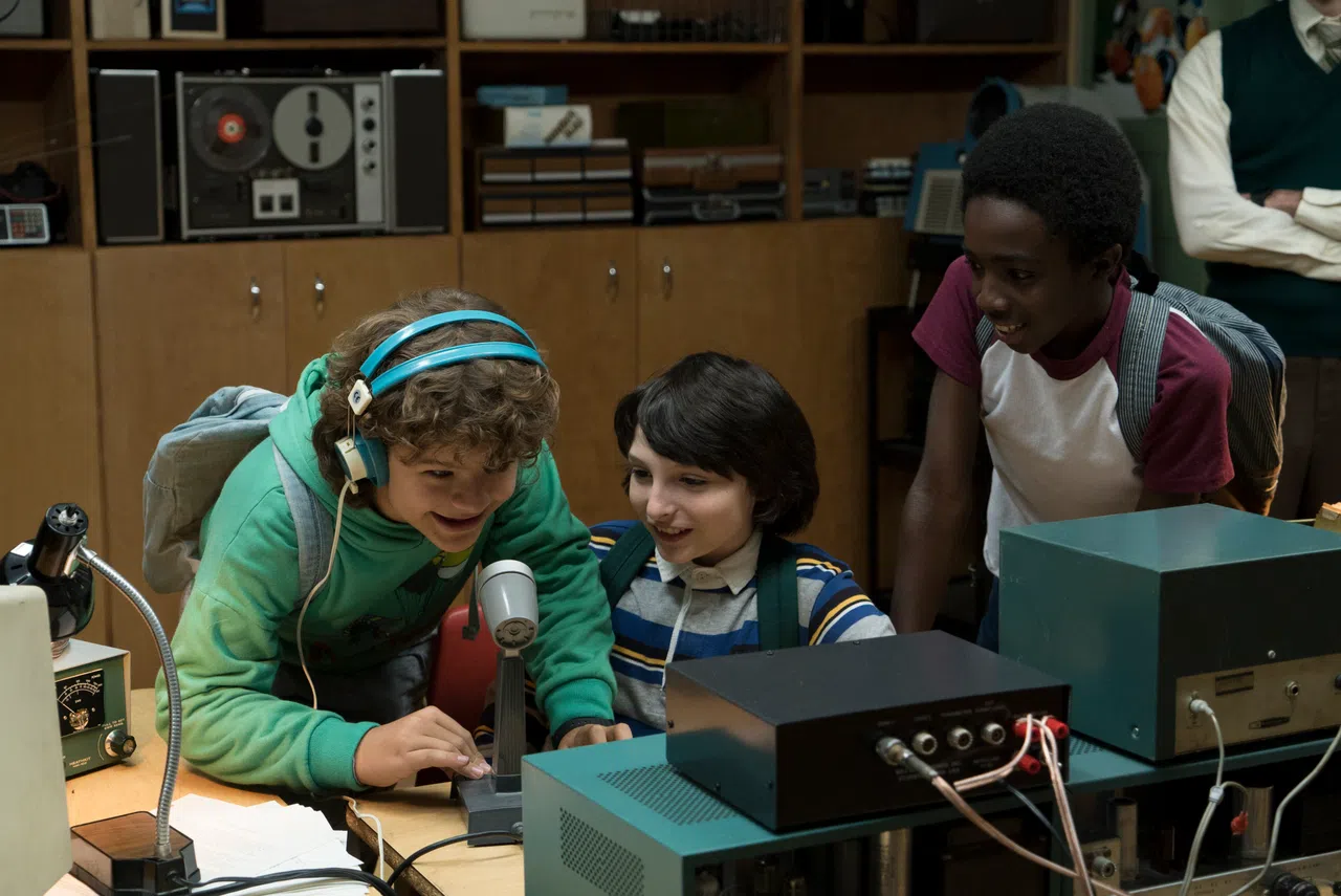 Caleb Mclaughlin（右起）、Finn Wolfhard和Gaten Matarazzo九年前青涩的模样。（Nexflix提供）