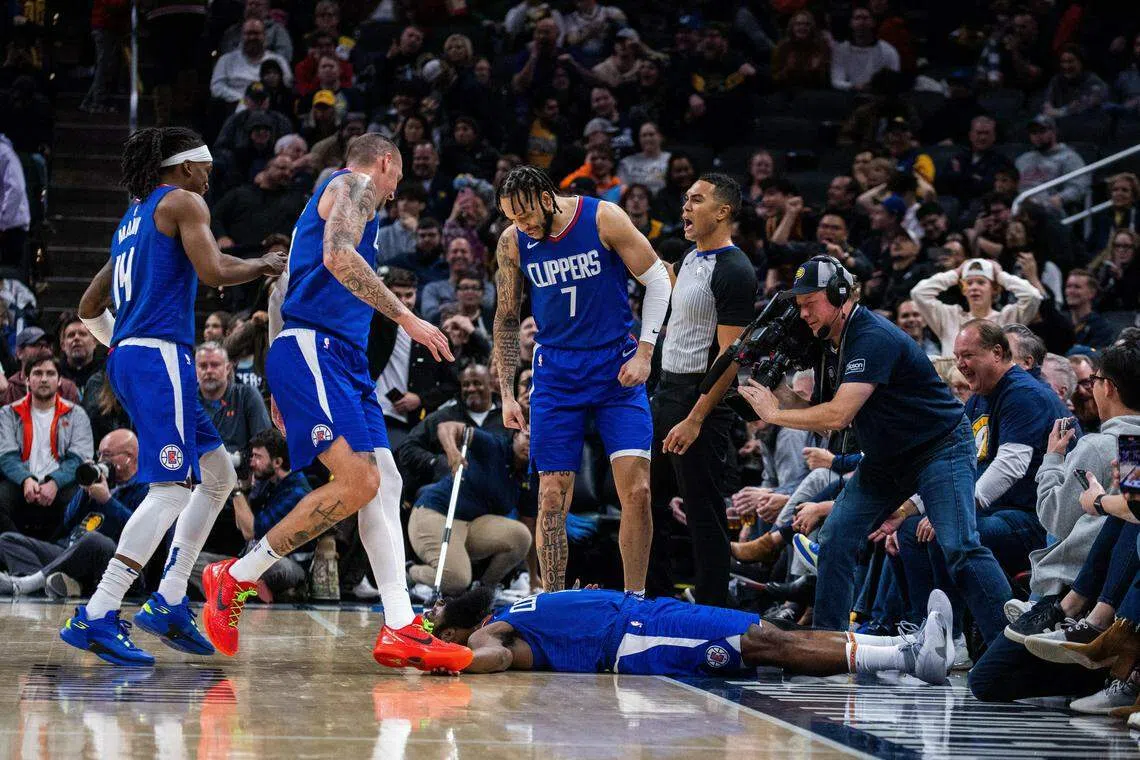 哈登在球赛下半场进球后躺在场上庆祝。（路透社）