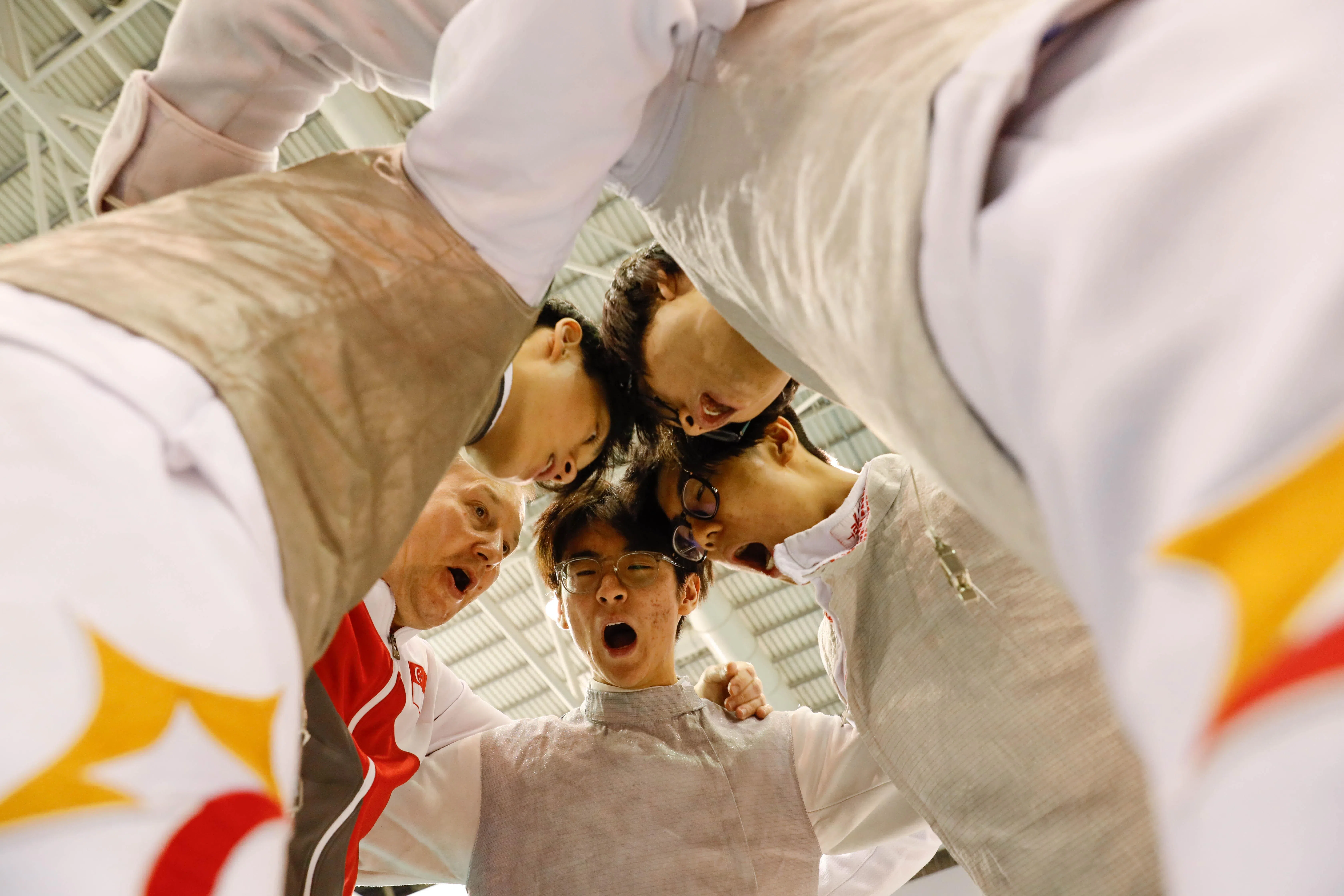 我国男子花剑队在赛前围成一圈，鼓动士气。（Team Bizzi提供）