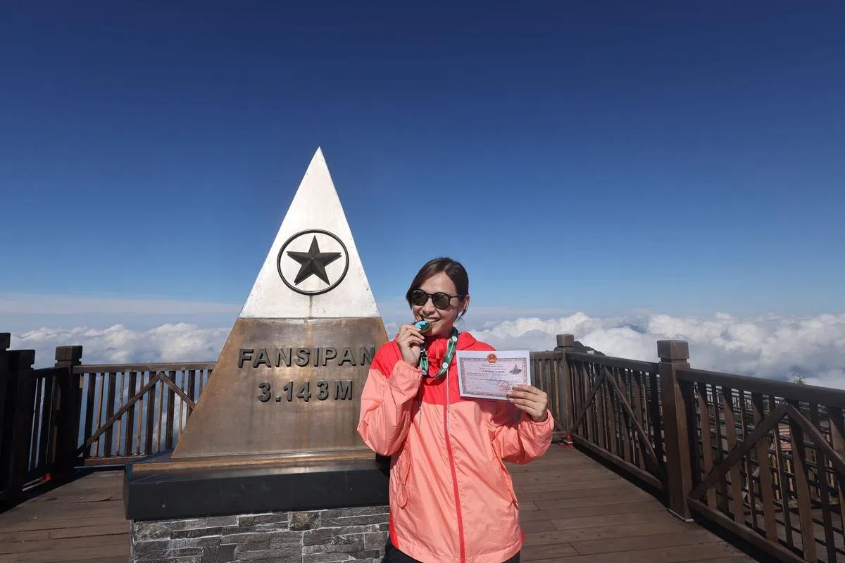 雅慧克服万难登上越南的番西邦峰。（艺人提供）