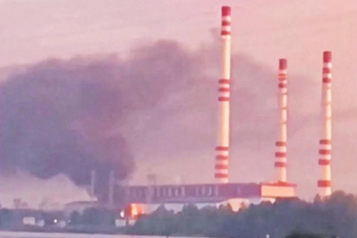 视频截图显示，俄罗斯特维尔州（Tver Region）的科纳科沃发电厂星期天（9月1日）冒出熊熊大火和滚滚浓烟。发电厂距离莫斯科约160公里，距离俄乌边界约400公里。（路透社）