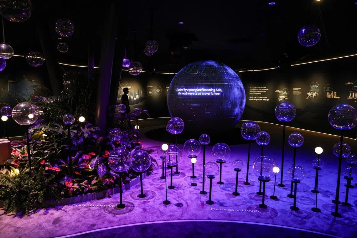 2.7公尺高的地球仪，通过动画描述航空业的未来机遇。例如，预计约40亿人口住在距离新加坡七小时的飞行半径内，意味着区域周边充满无限的航空业发展潜力。（关俊威摄）