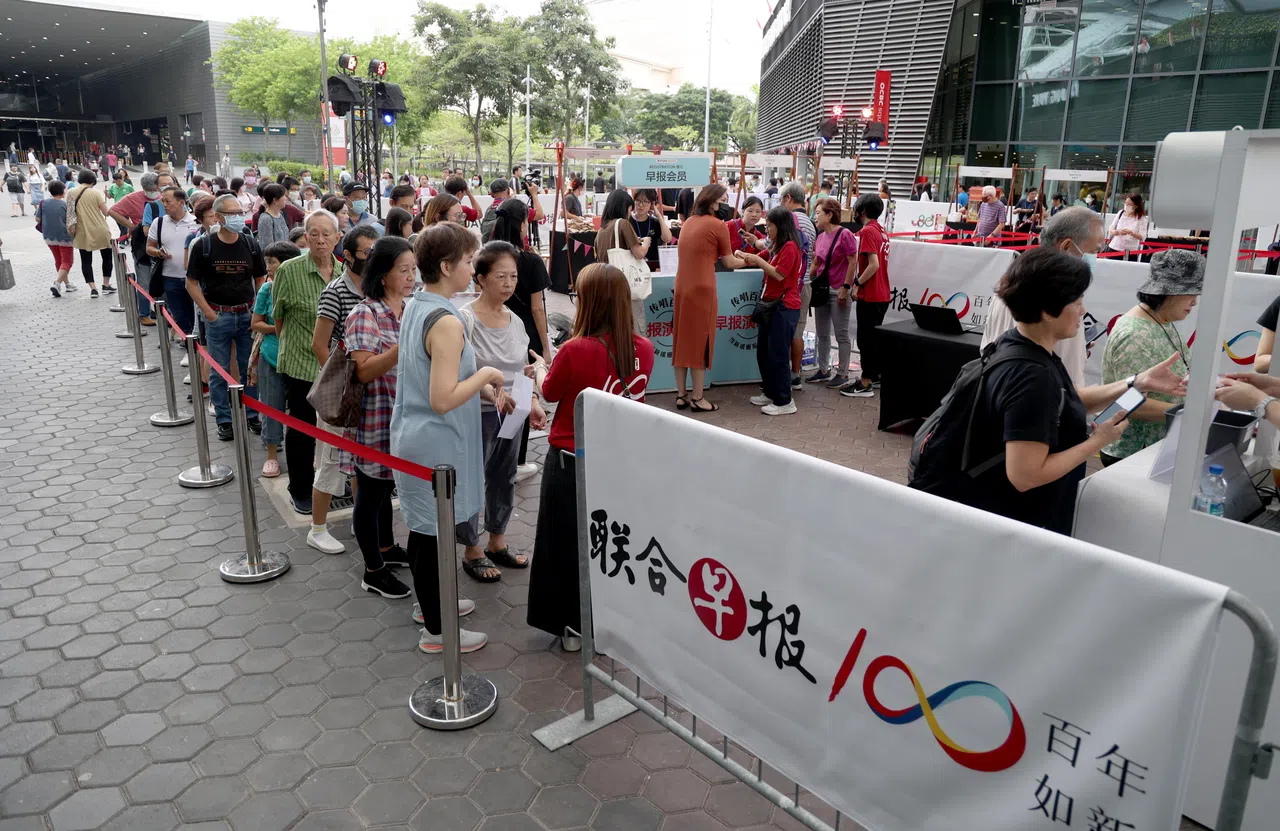 首场演唱会开始前的两个半小时，新加坡体育城华侨银行广场外就已排起了人龙。（关俊威摄）