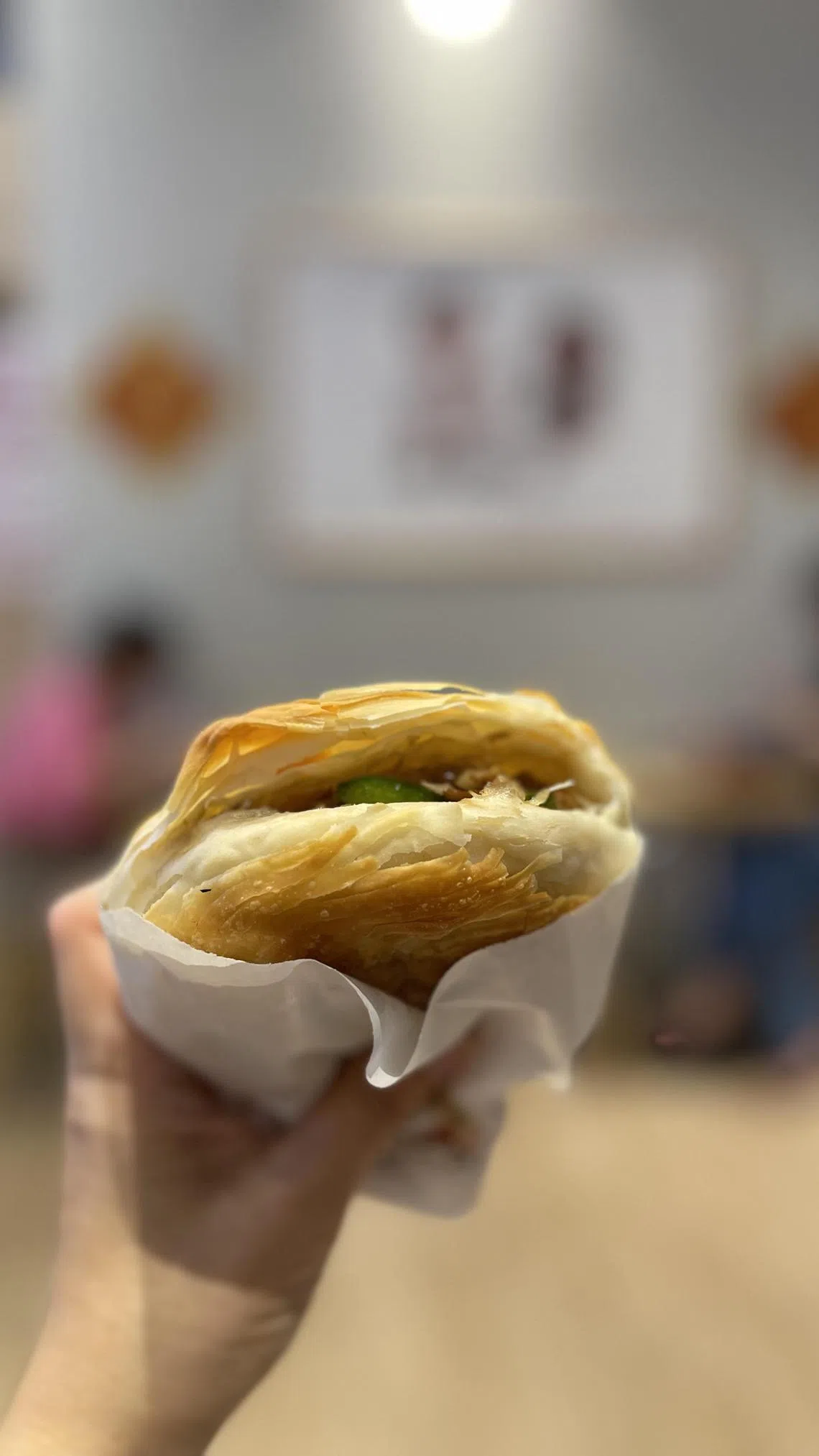 秦记肉夹馍，皮酥肉香。（黄靖晶摄）