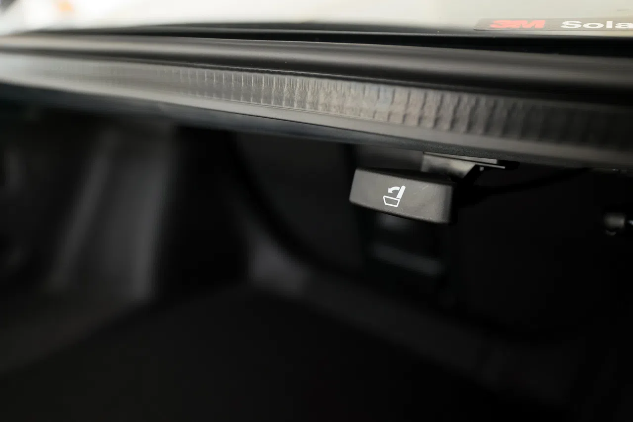 后车厢内有一个后排座椅解锁拉手。（龙国雄摄）