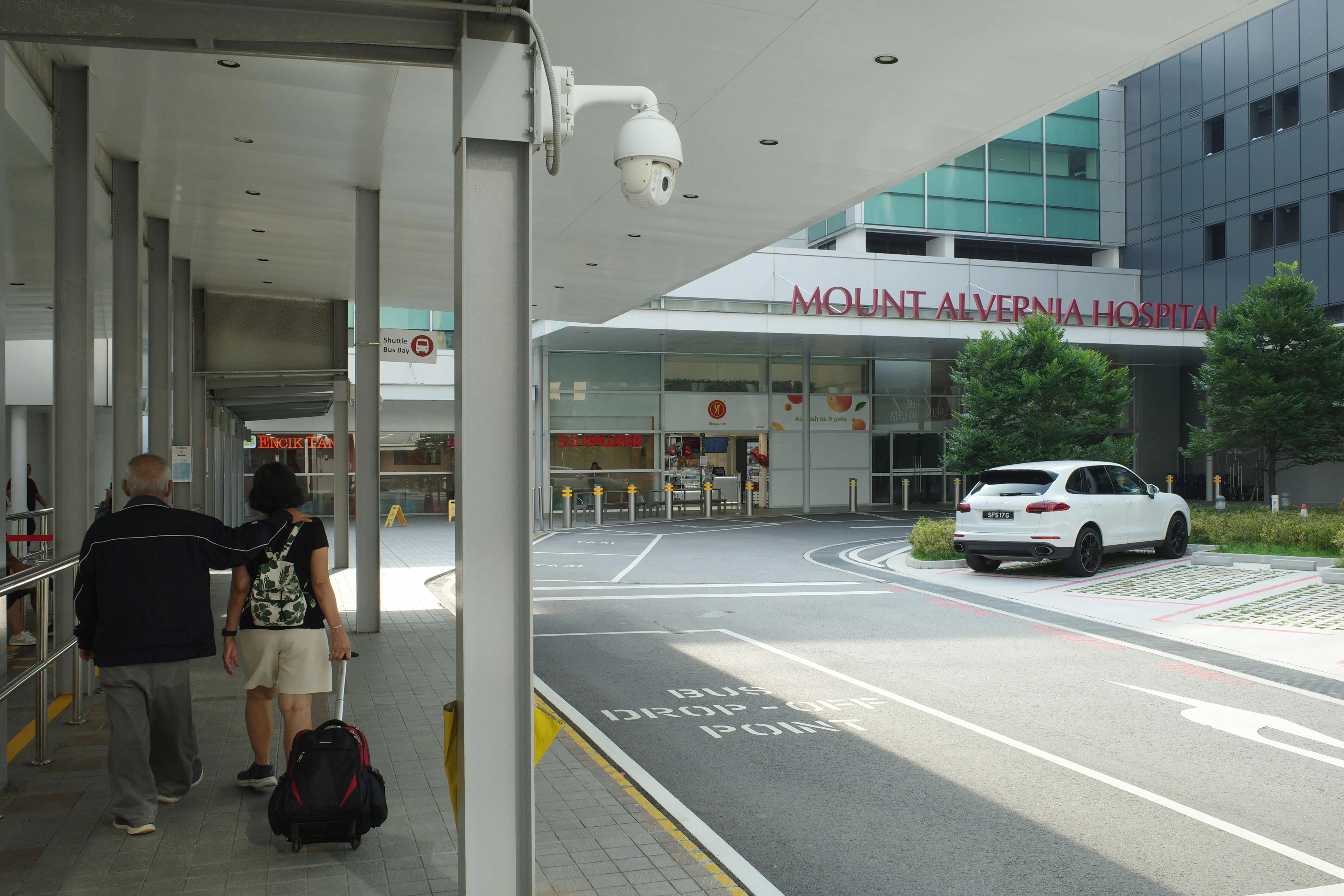 安微尼亚山医院是目前本地唯一的非营利天主教三级急症医院。私人医院采用非营利模式，意味着医院的利润不会分配给股东，而是重新投资于医院，或用于慈善和其他非营利活动。（海峡时报）