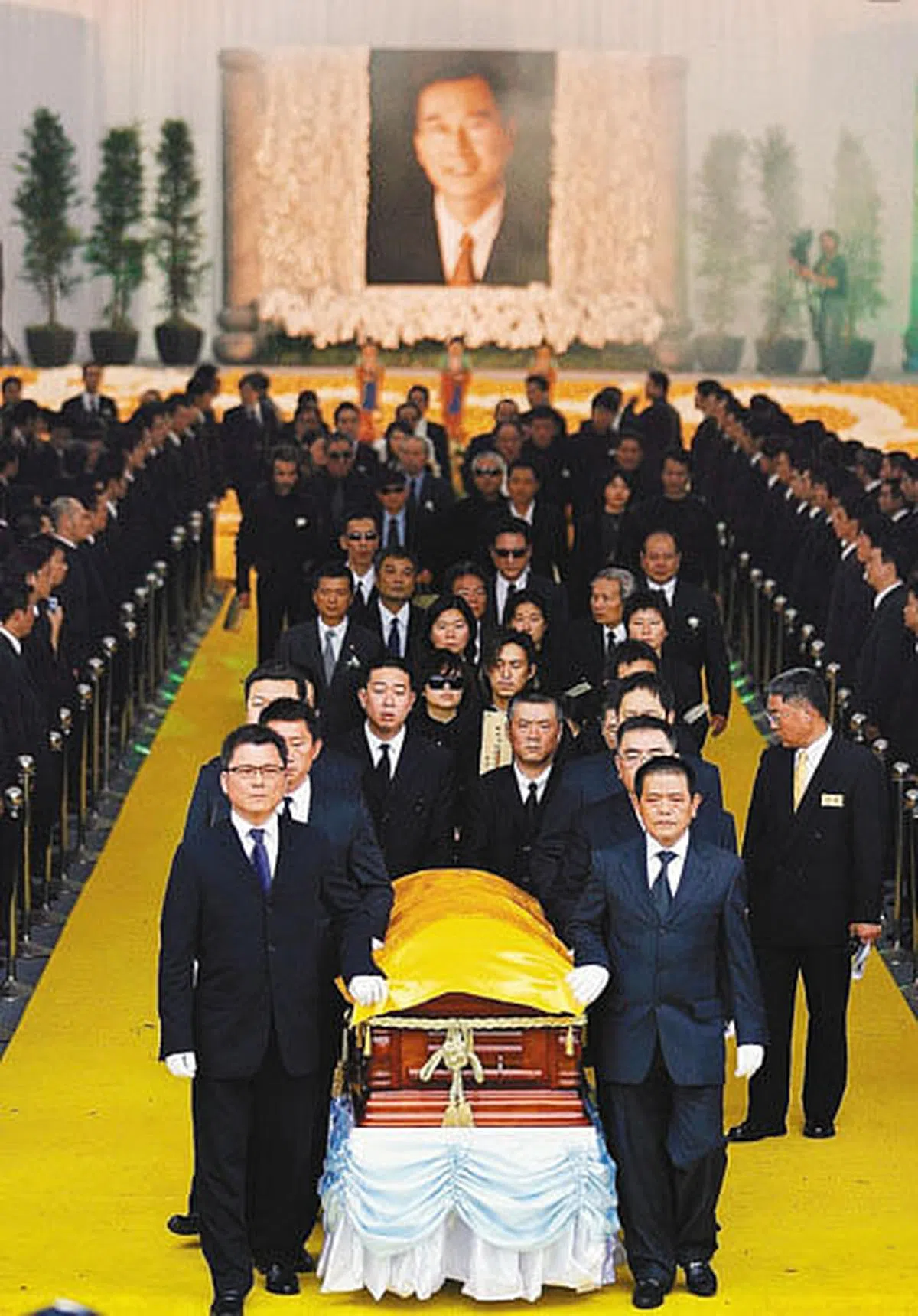 竹联帮前帮主陈启礼葬礼声势浩大，台湾立法院、国民党、民进党、亲民党以及新党等各方代表均出现在其公祭活动上。（互联网）