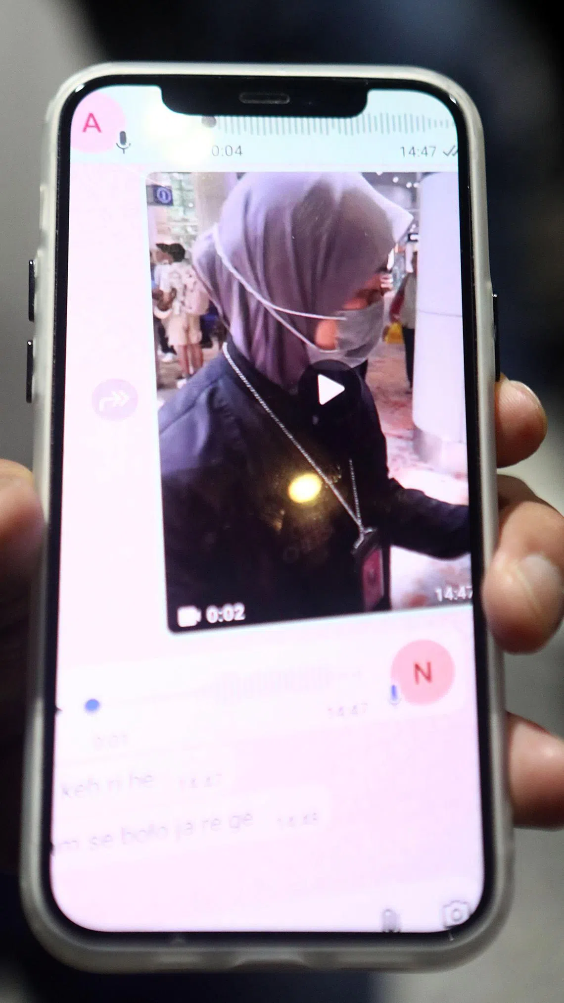 当局在也在一些入境者的手机WhatsApp中，发现边境管制与保护机构官员的照片，怀疑是用来协助入境者躲避执法。（星洲日报）