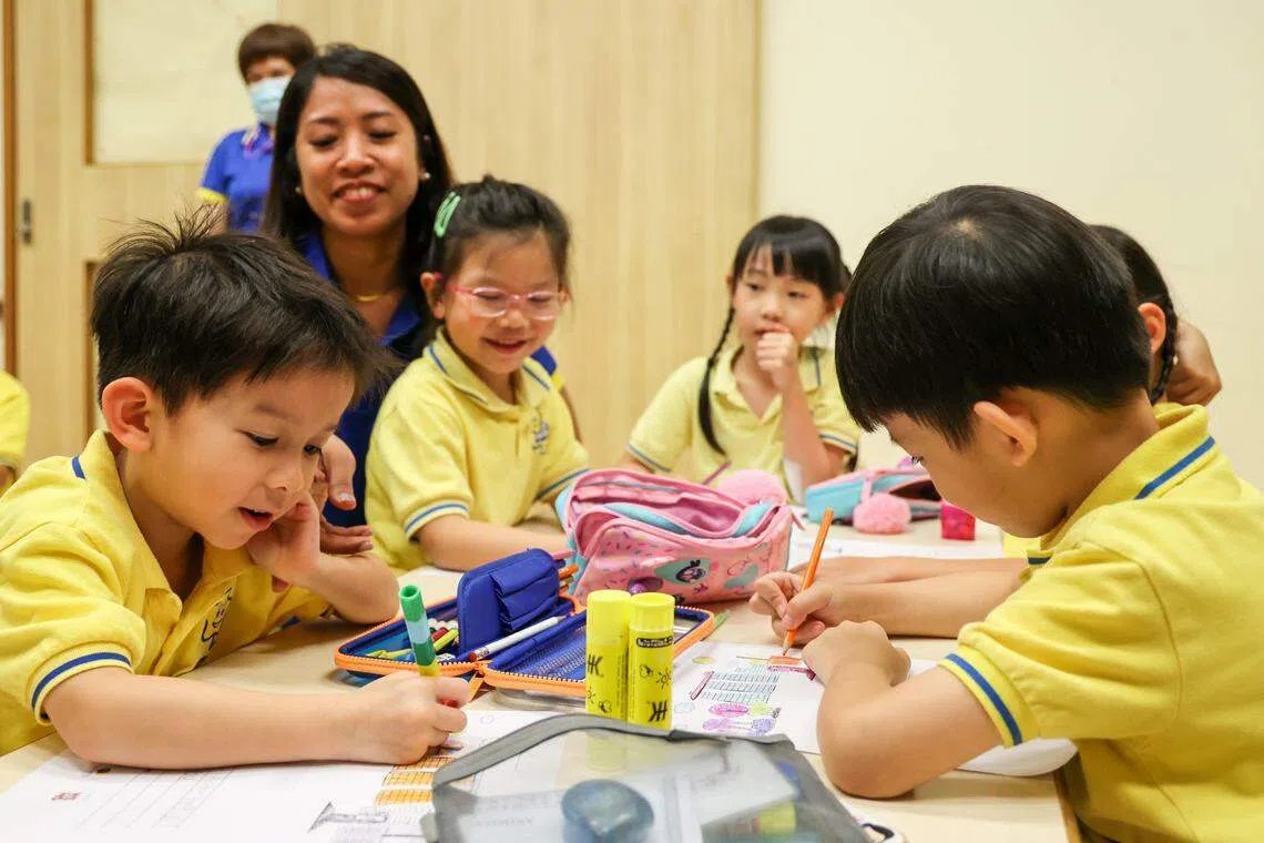 育星幼儿园的孩童星期二在课堂上，为父亲制作卡片，感谢他们为守护家园的付出。（陈斌勤摄）
