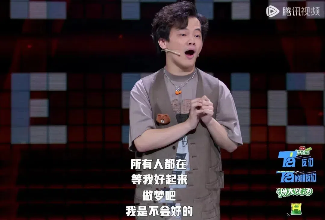 因大脑缺氧造成神经系统疾病，导致发音不流畅的小佳，说起脱口秀更胜许多口齿伶俐者。（视频截图）