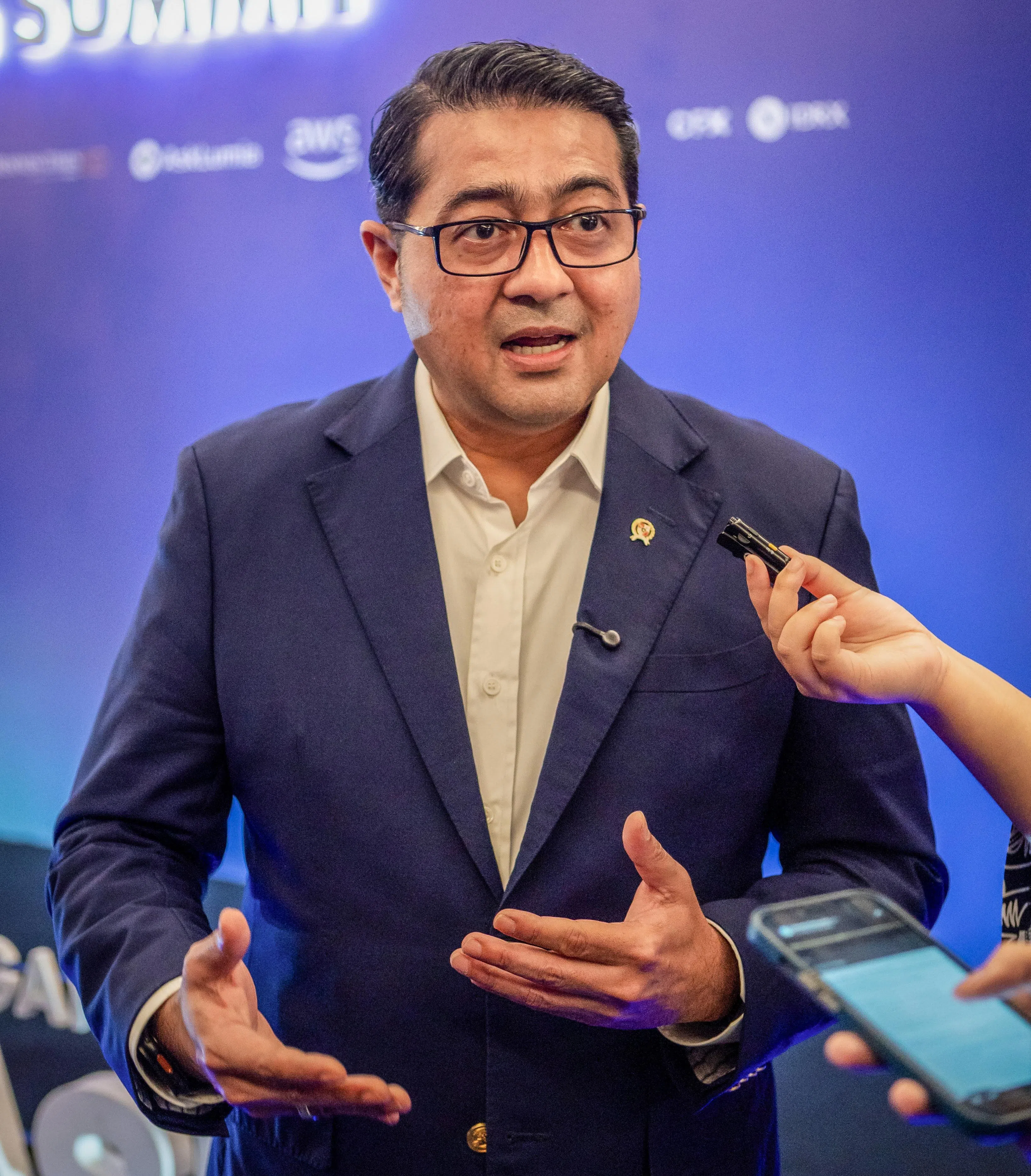 创意经济部长特乌库在发表主旨演讲前接受媒体采访。特乌库在主旨演讲中说，投资创意经济就是投资印尼的人民、思想以及未来。（Tech in Asia）