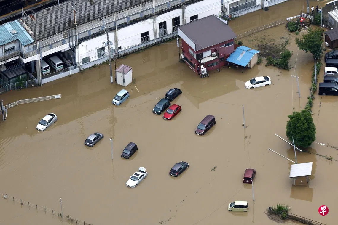 8月14日，日本千叶县大网白里市暴雨后，多辆车辆泡在水中。 （路透社）