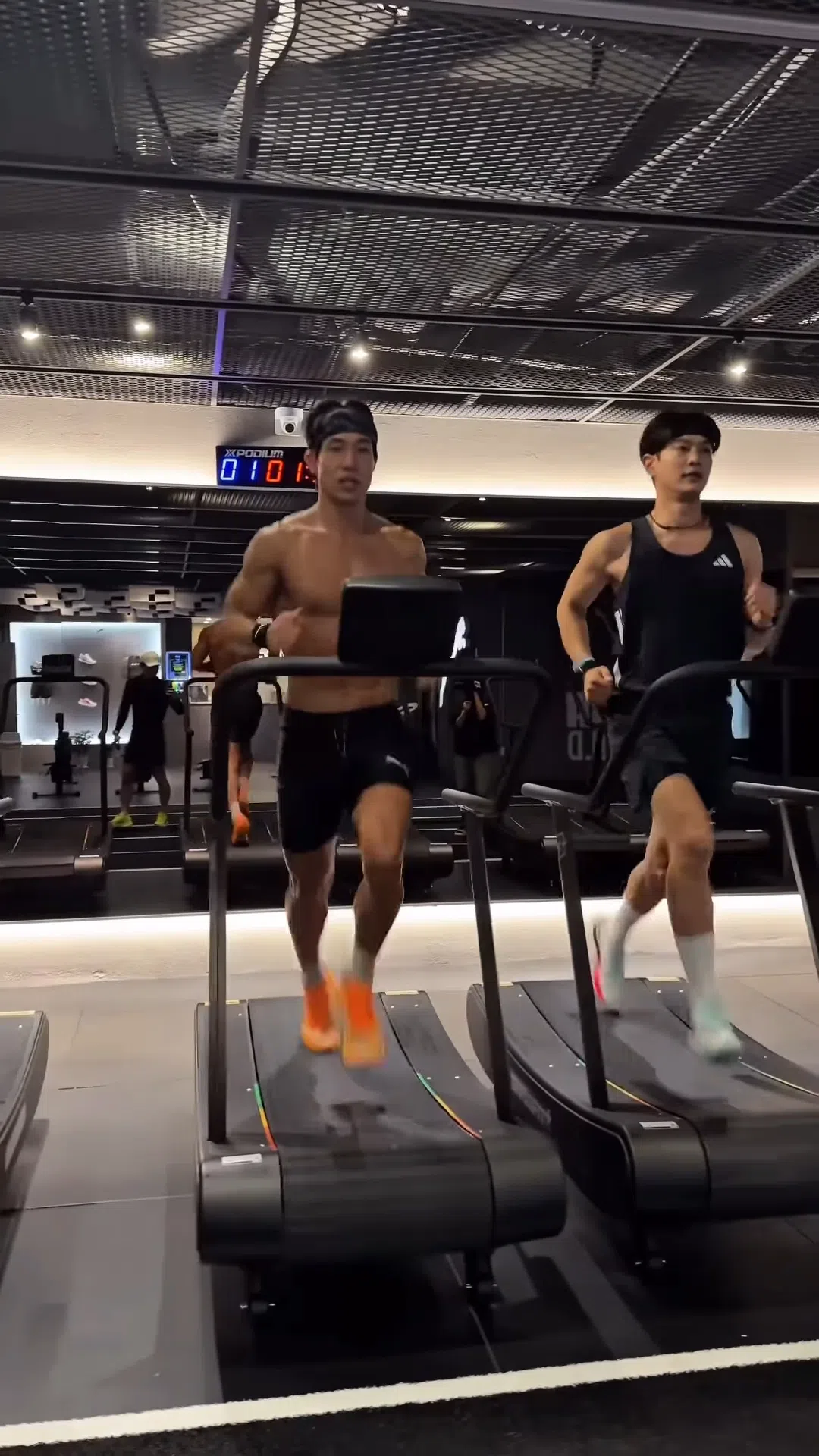 珉豪（右）与洪范锡搭档，在新加坡体能赛事Hyrox男子双人公开赛夺得亚军。（取自洪范锡IG）