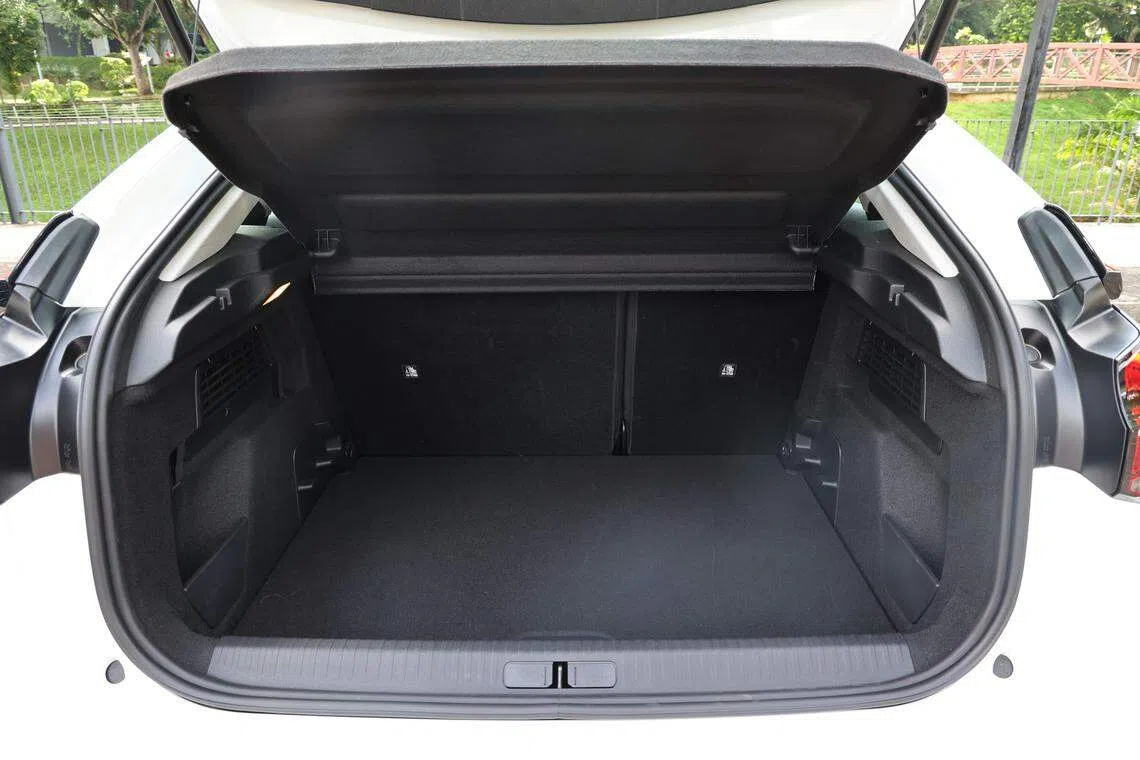 行李厢置物容积跟汽油版一样为380公升。（唐家鸿摄）