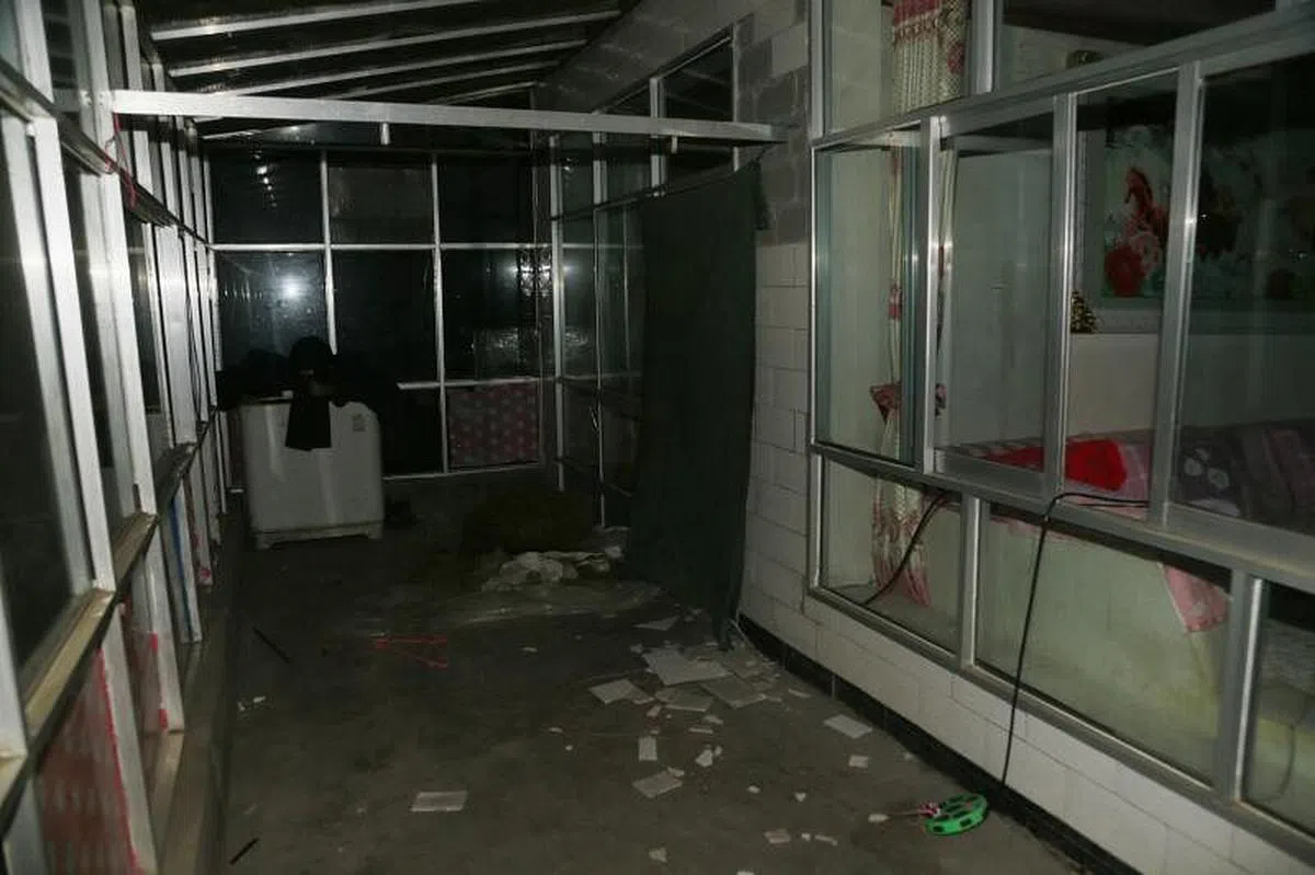 青海省海北藏族自治州门源县皇城蒙古族乡马营村，一户村民家的墙面瓷砖掉落。（中新社）