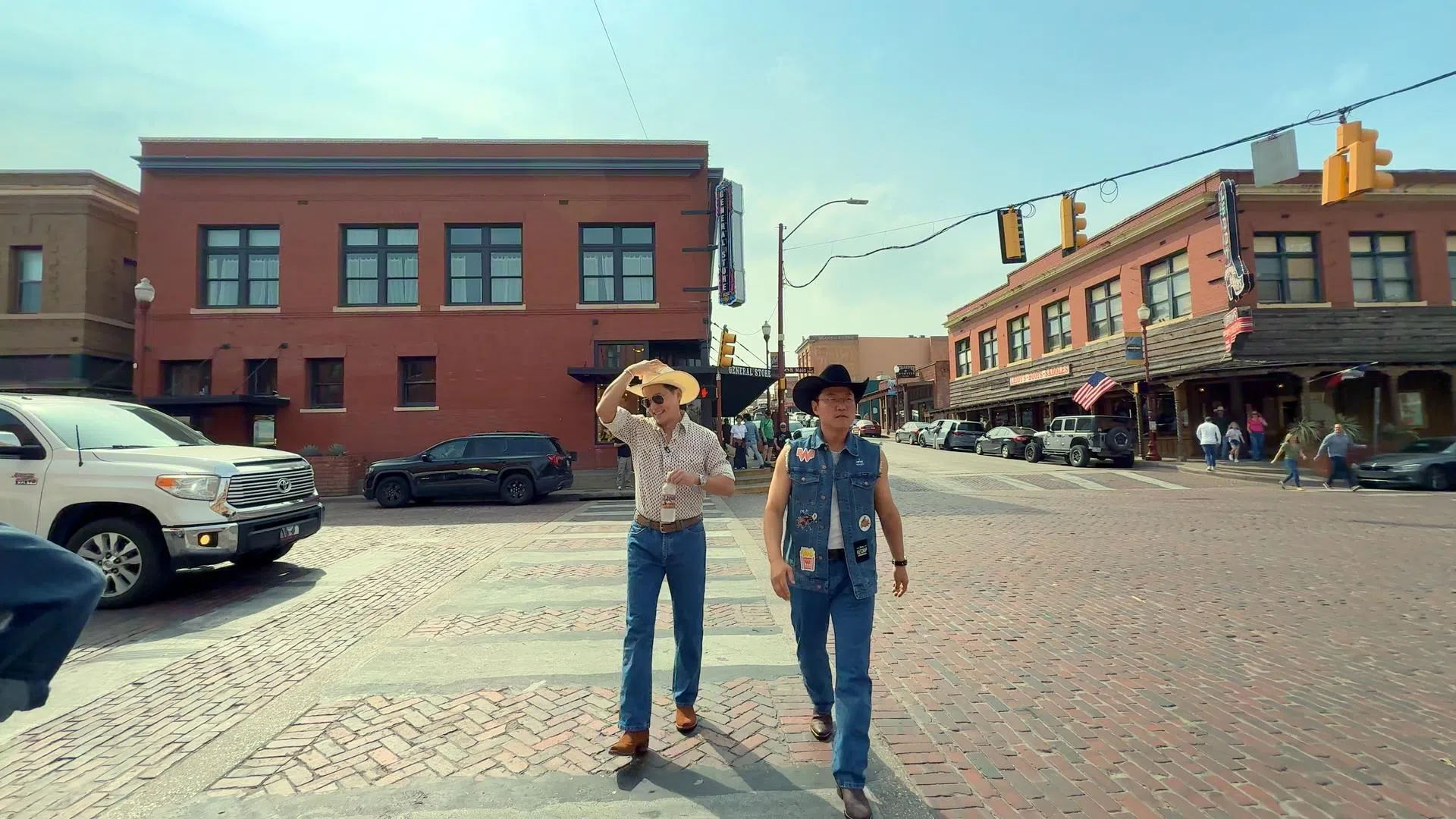 罗暎锡（右）穿上无袖牛仔上衣，与帅气的李瑞镇并肩行走，画面充满喜感。（Netflix提供）