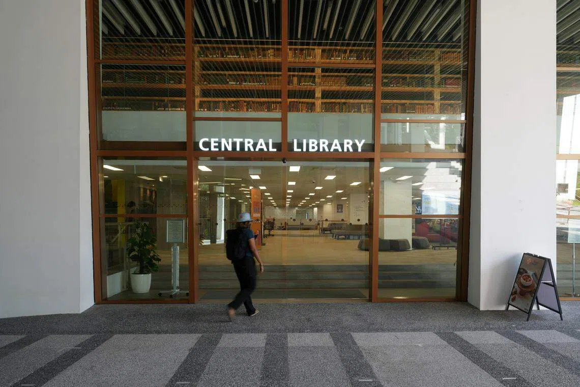 中央图书馆设告示牌提醒，今后进入国大的图书馆都不再须要刷卡，不过中央图书馆第五和第六层保留给国大学生、教职员以及图书馆会员使用。（谢智扬摄）