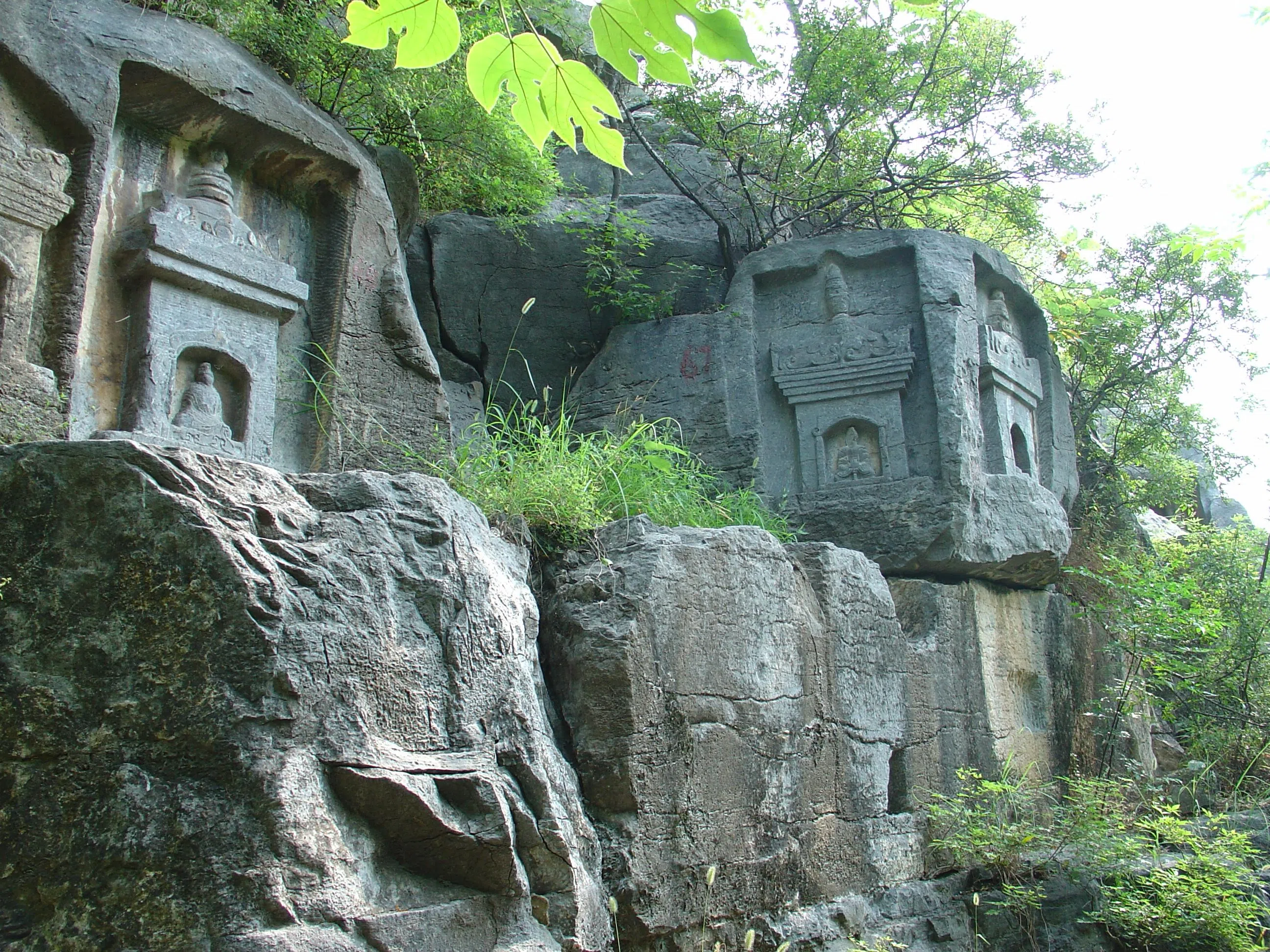 河南安阳小南海石窟开凿于北齐天保元年至六年（550至555年），分三窟，其中东壁浮雕弥勒为众说法图是石窟中的精品。（沈雪曼提供）